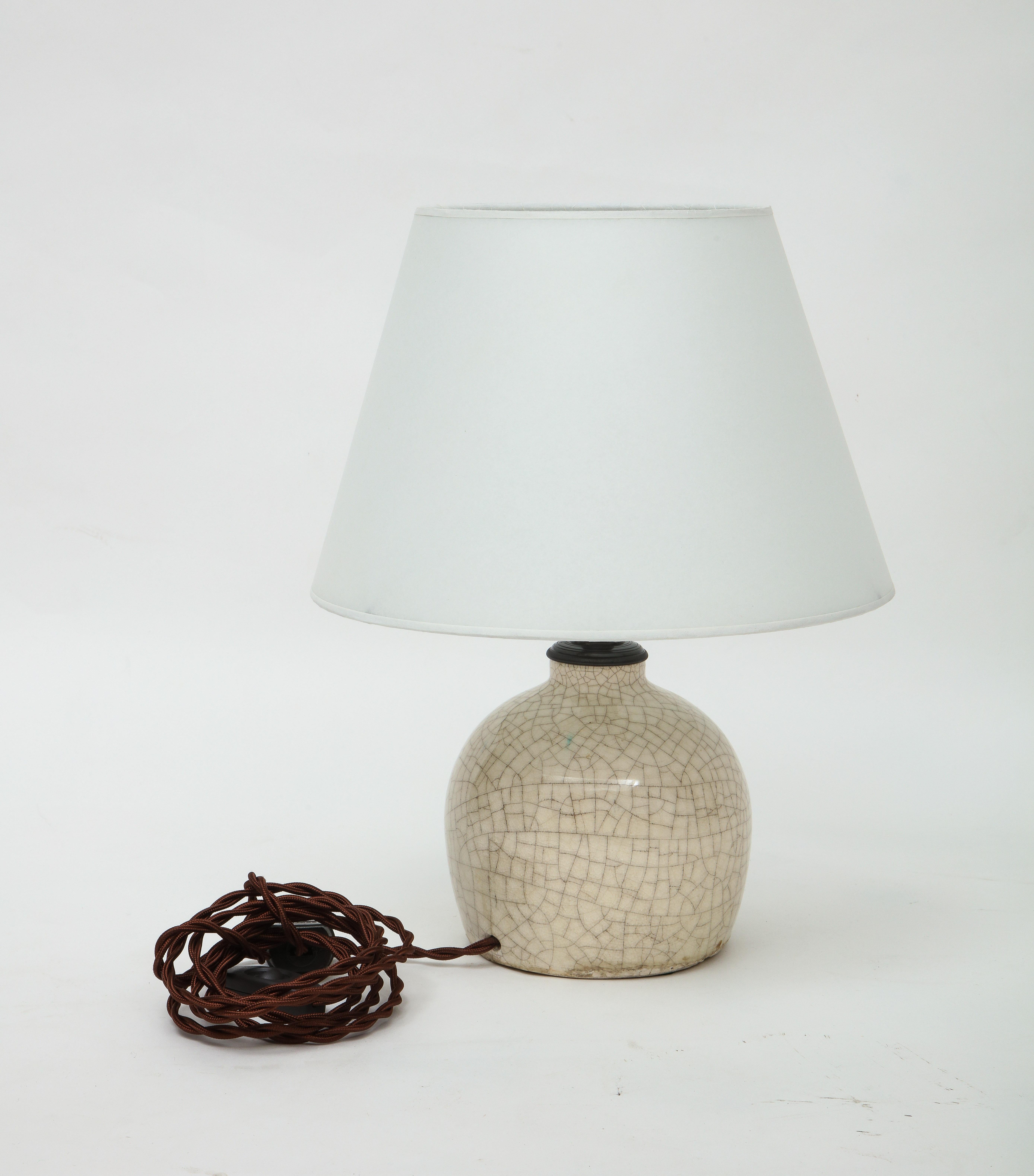 Début du 20ème siècle Lampe en céramique craquelée Jean Besnard:: abat-jour en parchemin:: France:: c. 1926:: Signé