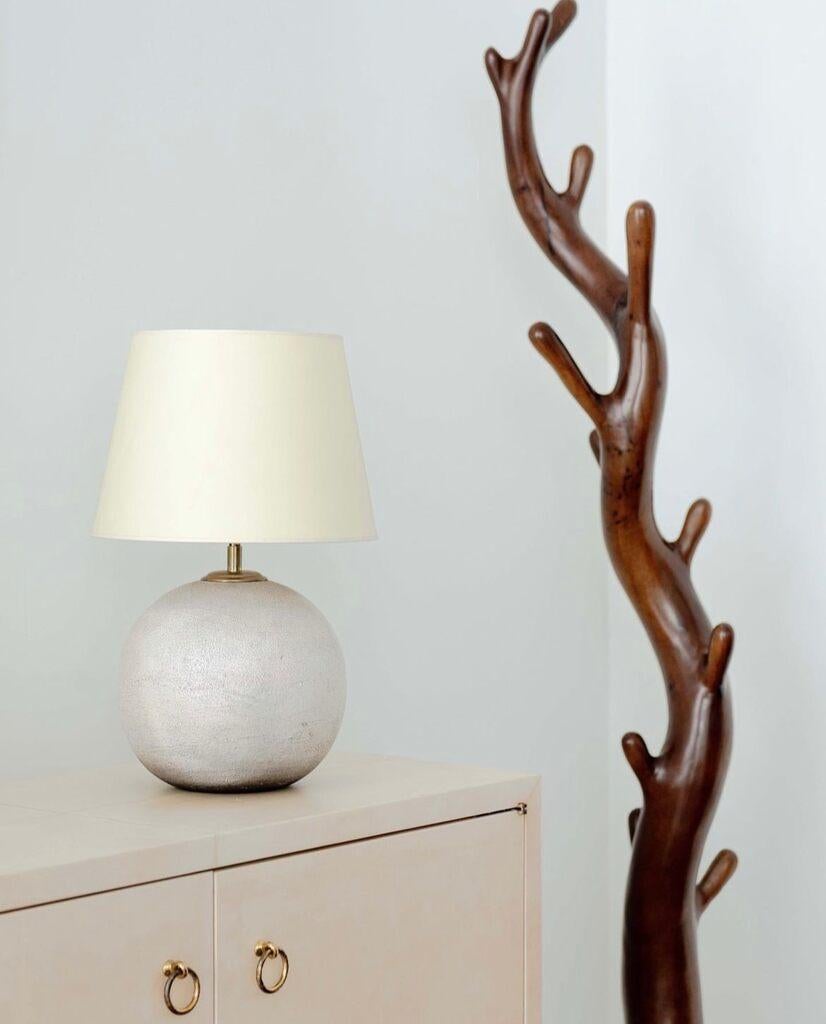 Rare et exquise lampe de table en céramique Art déco du maître céramiste français Jean Besnard. 

L'abat-jour inclus avec cette lampe est celui qui est illustré dans les 2 premières photos primaires (pas l'abat-jour avec la rayure). 

Signé sous la