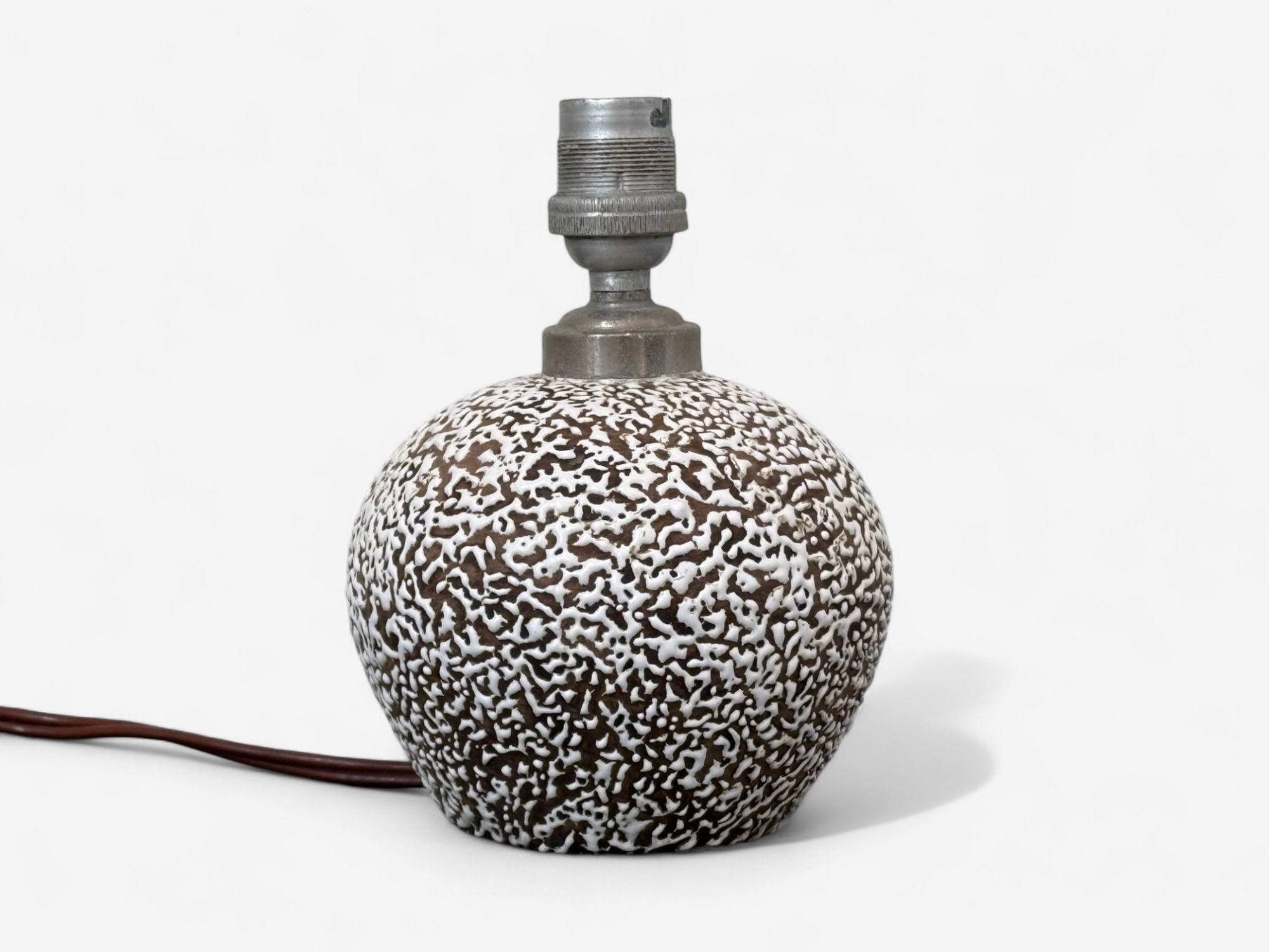 Jean Besnard, Art déco français, céramique brune, lampe de table, France, années 1960

Petite lampe de table en céramique brune et blanche partiellement émaillée, conçue et produite par Jean Besnard en France au milieu du XXe siècle. Cet exemplaire