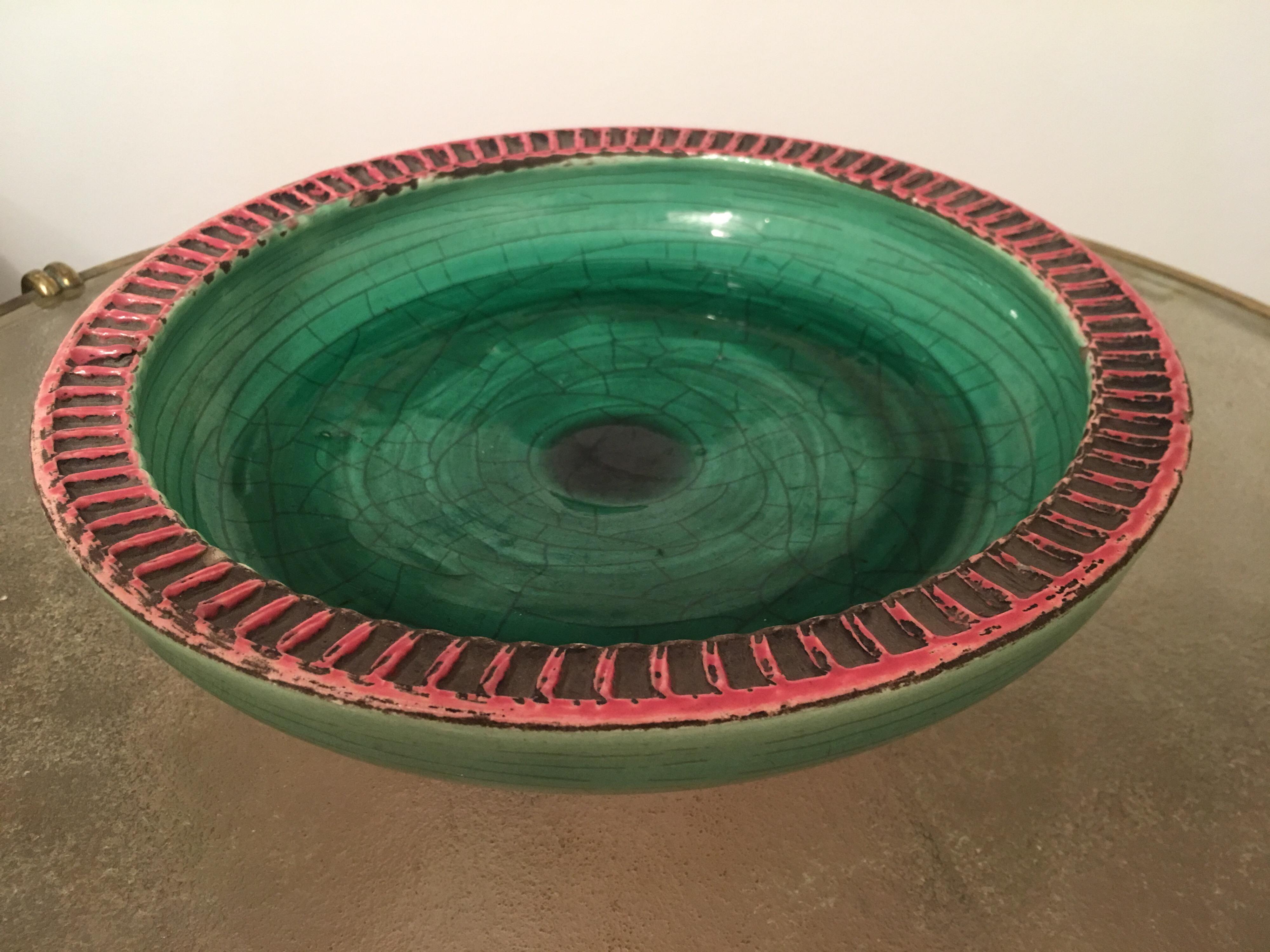 Besnard Jean (1889-1958)
Ceramic bowl with incised edge of pink enameled denticles on a brown background, green crackled enameled center.
Underside signed Jean Besnard France.