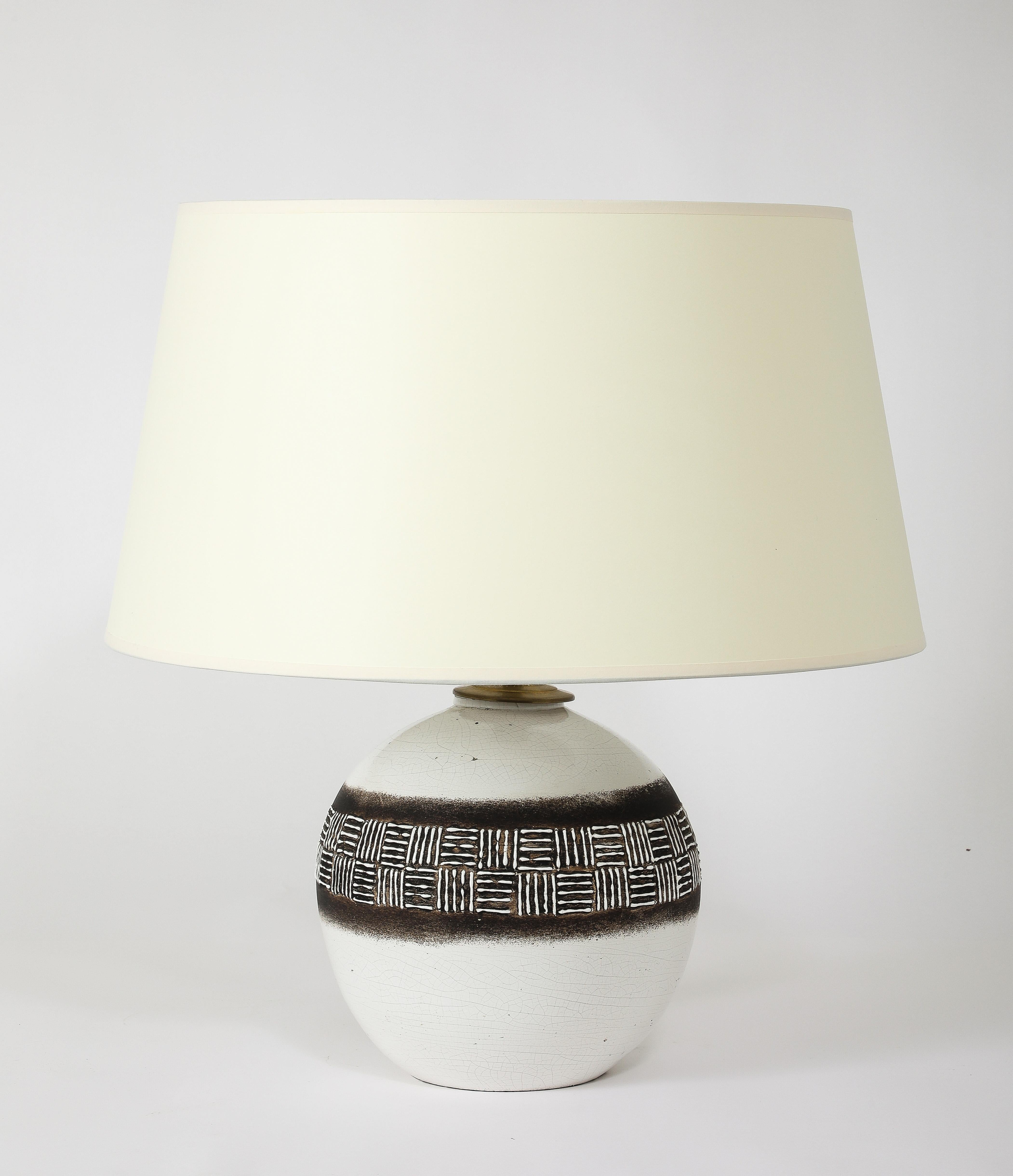 Spherical table lamp with a white glaze and a geometric pattern over a black center stripe.

Round Base only 10x10 (14 with socket)