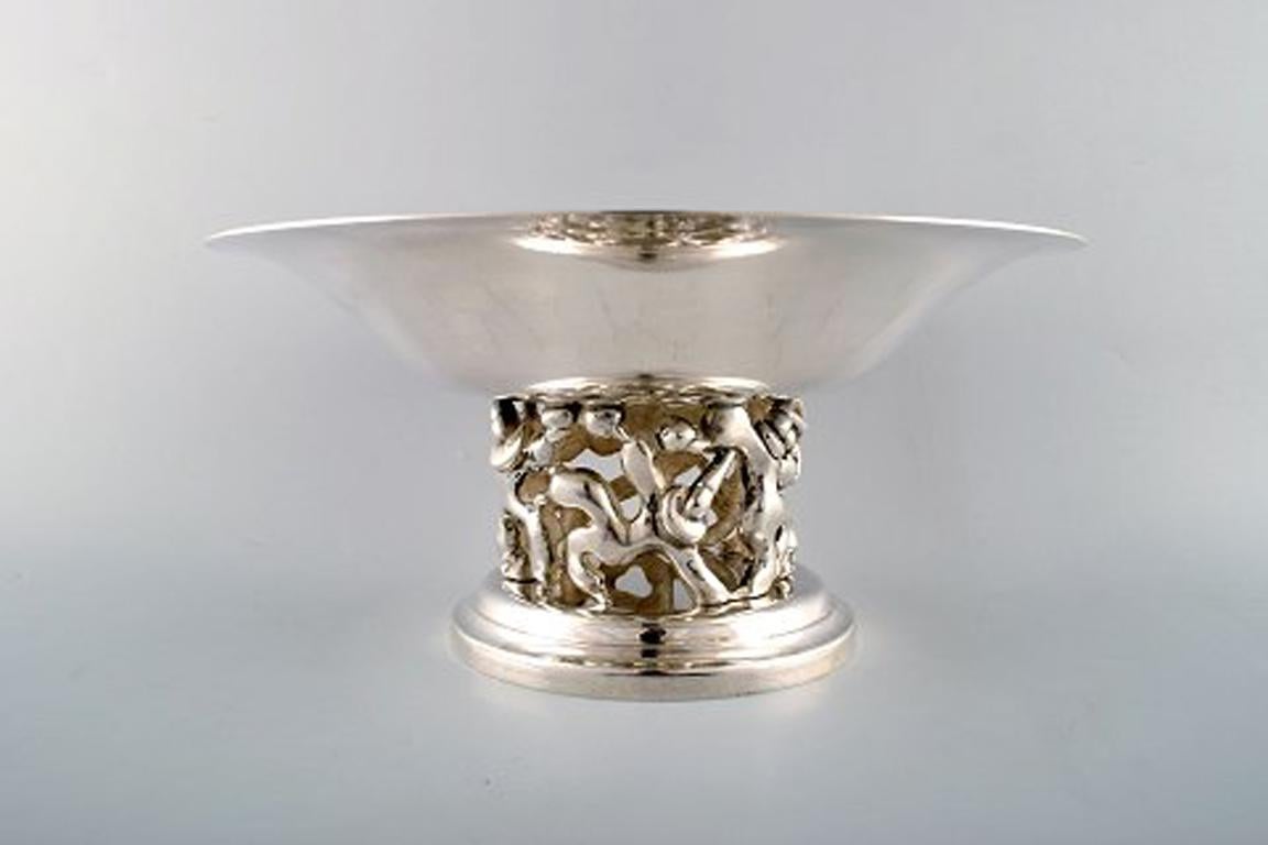 Jean Boggio for Roux-Marquiand, France. Large modernist compote in plated silver. Base with motive of dancing circus artists.
In very good condition.
Stamped.
Measures: 30.5 cm x 14.5 cm.