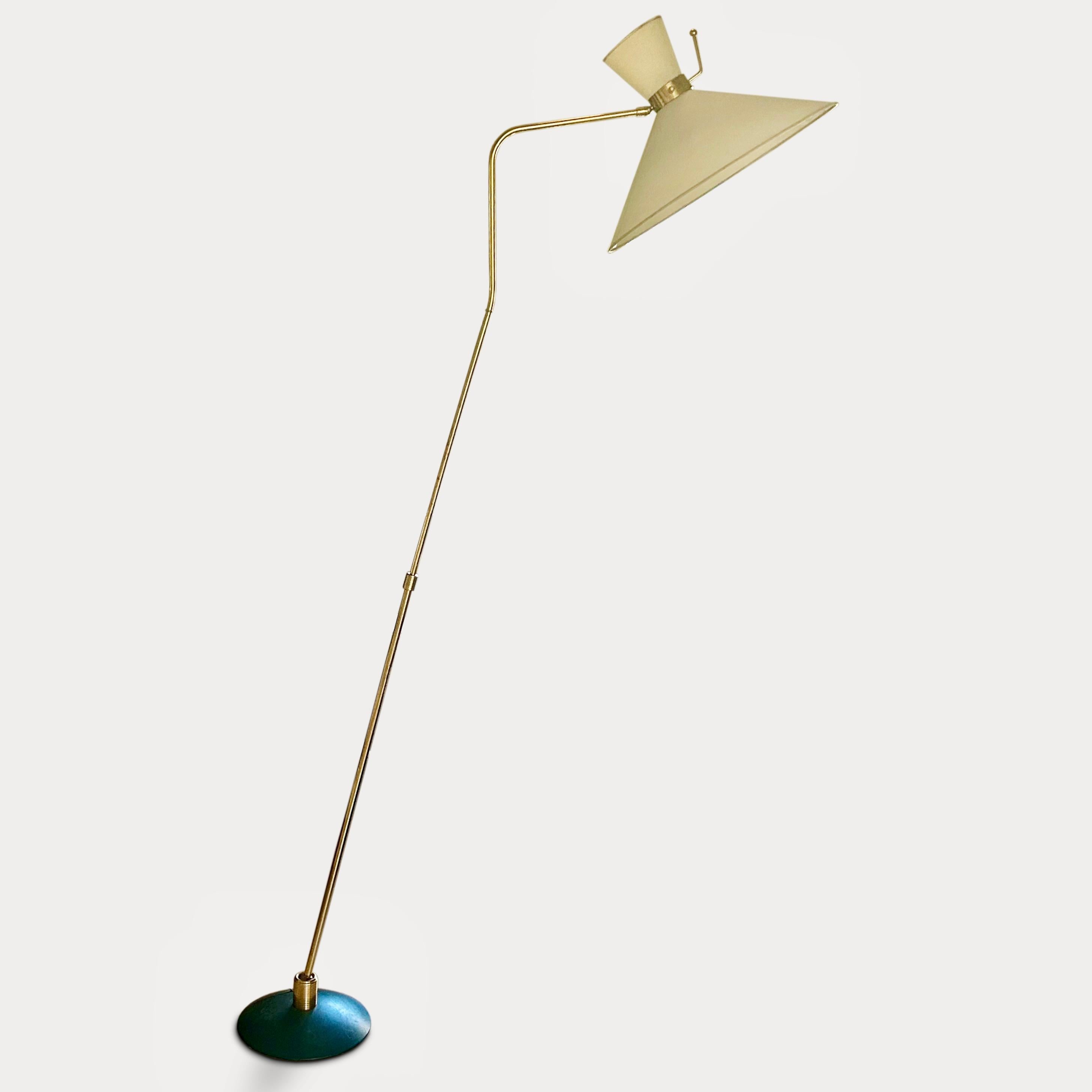 Eine seltene Stehlampe von Jean Boris Lacroix um 1950
Am Fuß der Leuchte hält ein gerippter Messingzylinder eine drehbare Kugel, die es ermöglicht, die Leuchte in alle Richtungen zu schwenken. Zusammen mit dem Schirm lässt sich die Höhe über eine