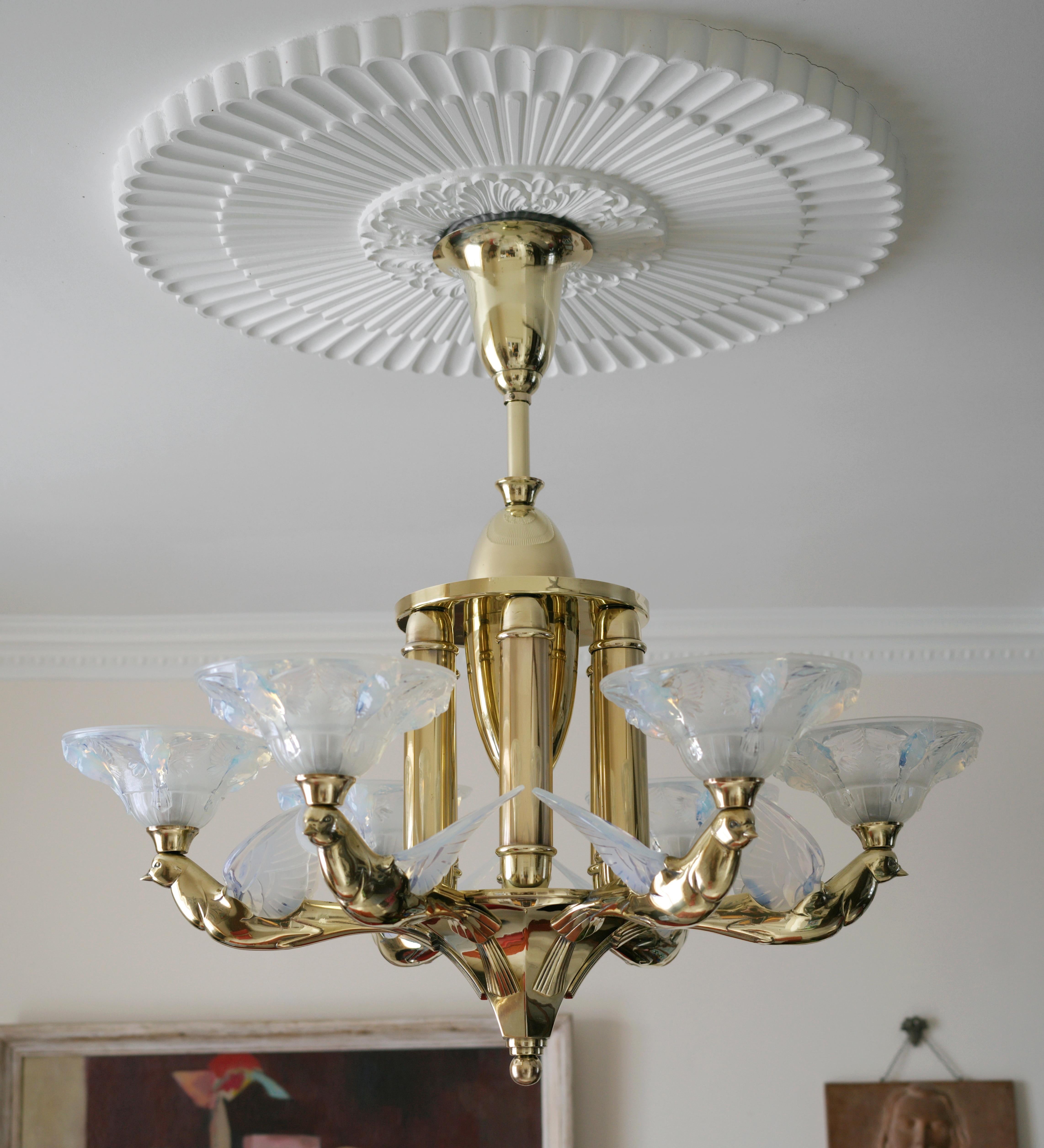 Satinato Grande lampadario a forma di uccello Art Déco francese di Jean Boris Lacroix, 1920 in vendita