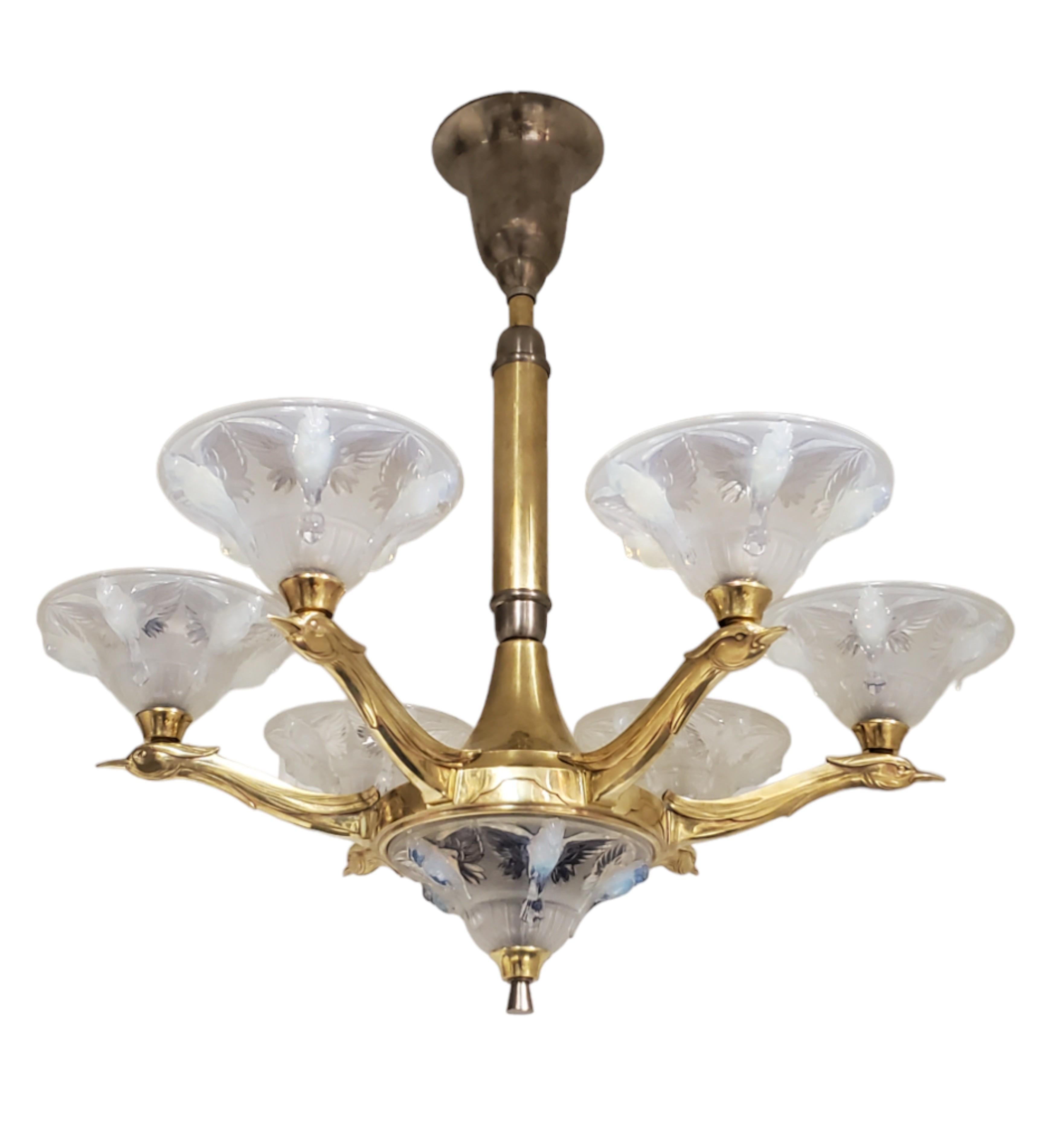 Jean Boris Lacroix Large French Art Deco opalescent glass Bird Chandelier, 1930 In Good Condition For Sale In New York City, NY