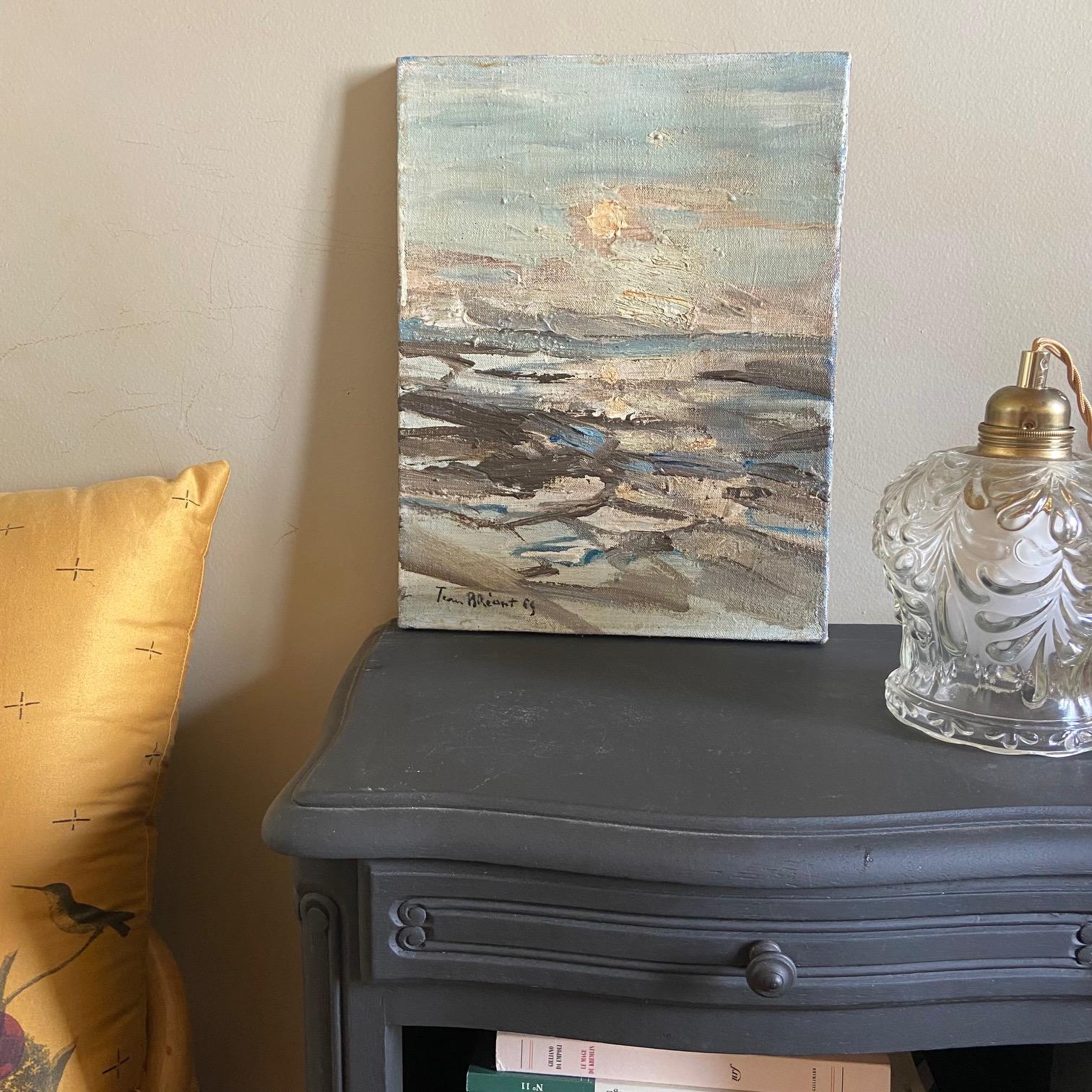 Jean Bréant (1922-1984) est un peintre et lithographe français de l'école de Rouen.

Dans ce tableau, la mer se dévoile derrière les rochers.

