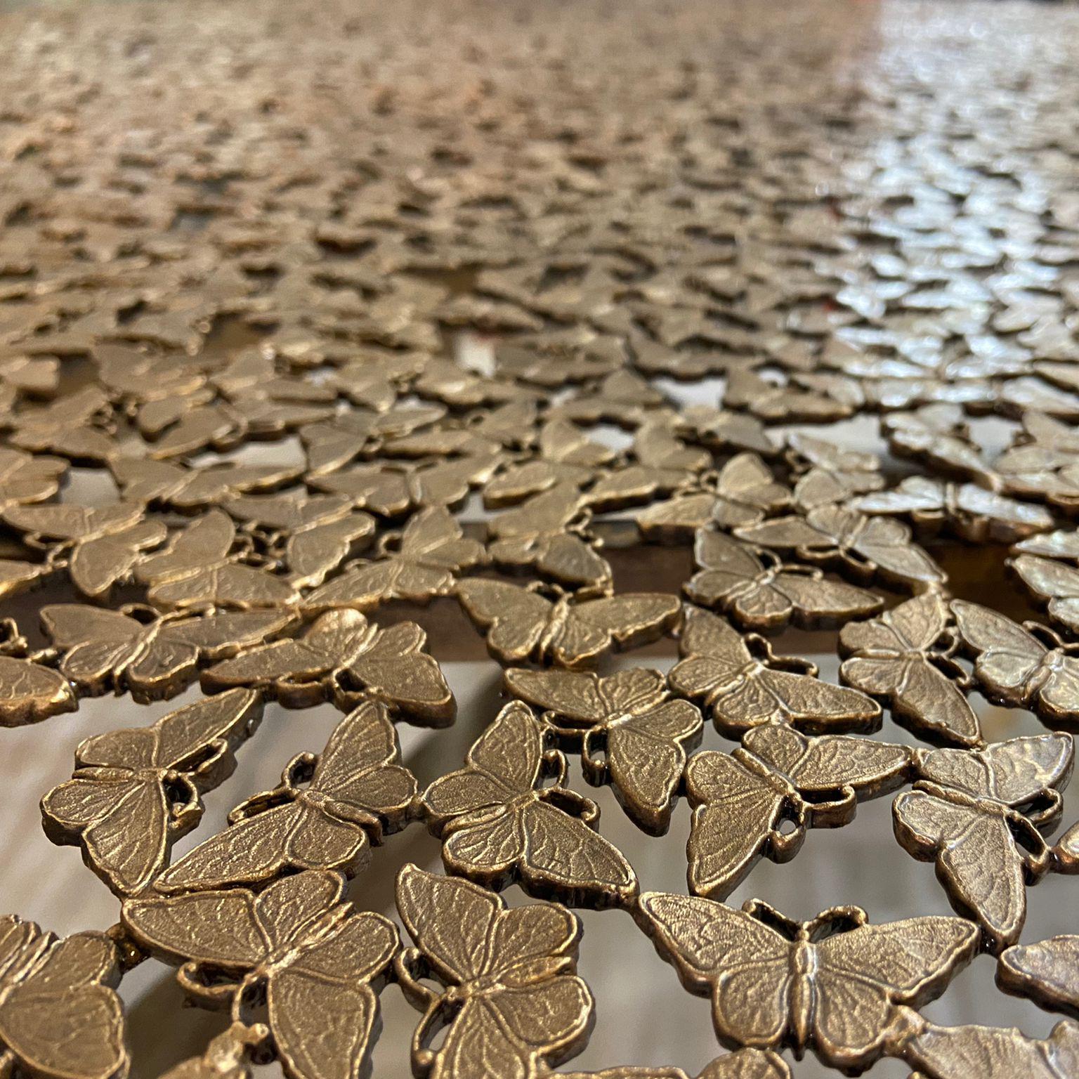 Une nuée de papillons aussi délicats qu'une nappe en dentelle forme un plateau de table Everlast en bronze blanc, coulé à la cire perdue par des maîtres artisans italiens. Une table sculpturale pour l'intérieur et l'extérieur.

À propos de Fred&Juul