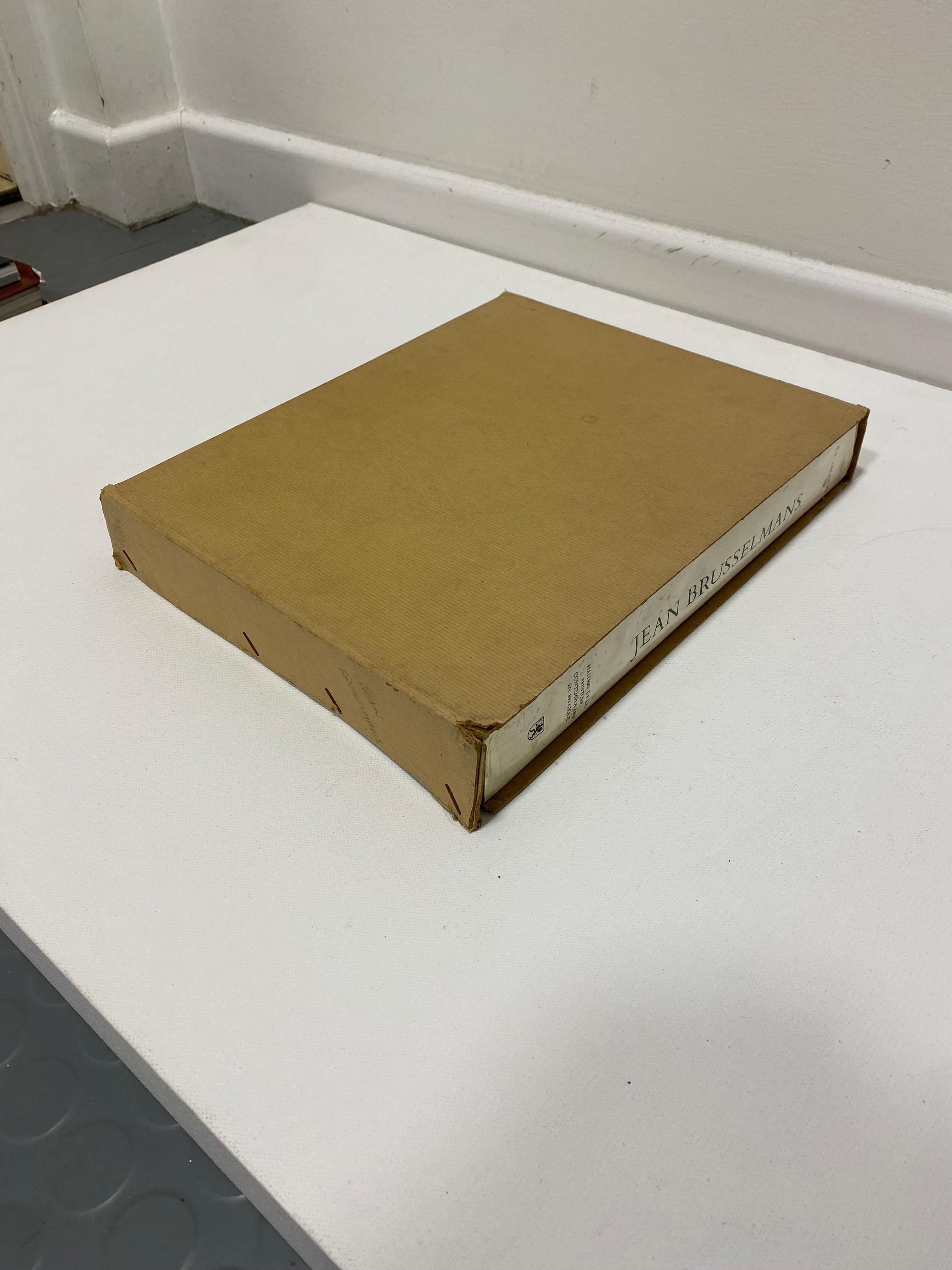 Rare catalogue de Jean Brusselmans Raisone par Robert-L. Delevoy sur sa bibliothèque d'origine.

Ce grand livre serait un complément parfait à votre bibliothèque ou comme livre de table basse ou même si vous êtes le propriétaire d'une œuvre