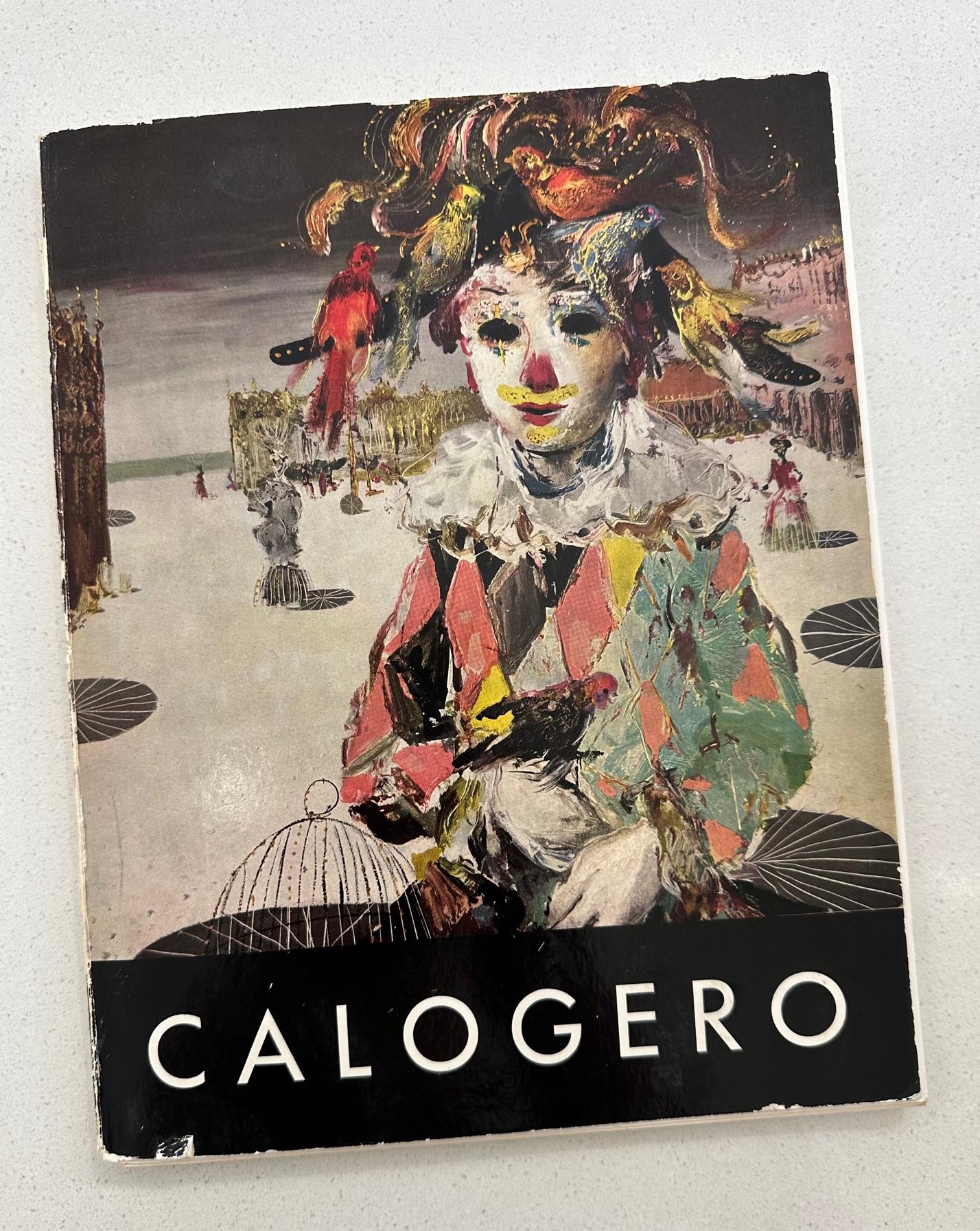 Huile sur toile moderne du milieu du siècle dernier du peintre sicilien Jean Calogero, 1922-2001. Scène fantastique de trois gondoles noires sur un canal de Venise, avec de l'eau verte, des cieux bleus et de l'architecture vénitienne en