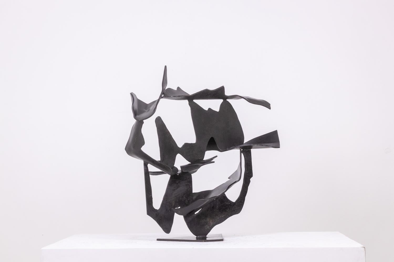 Jean Campa, por.

Escultura abstracta de metal patinado. Base de forma triangular.

Obra francesa realizada en la década de 1980.

Dimensiones: Al 73 x An 63 x Pr 27 cm

Referencia: LS6217809C