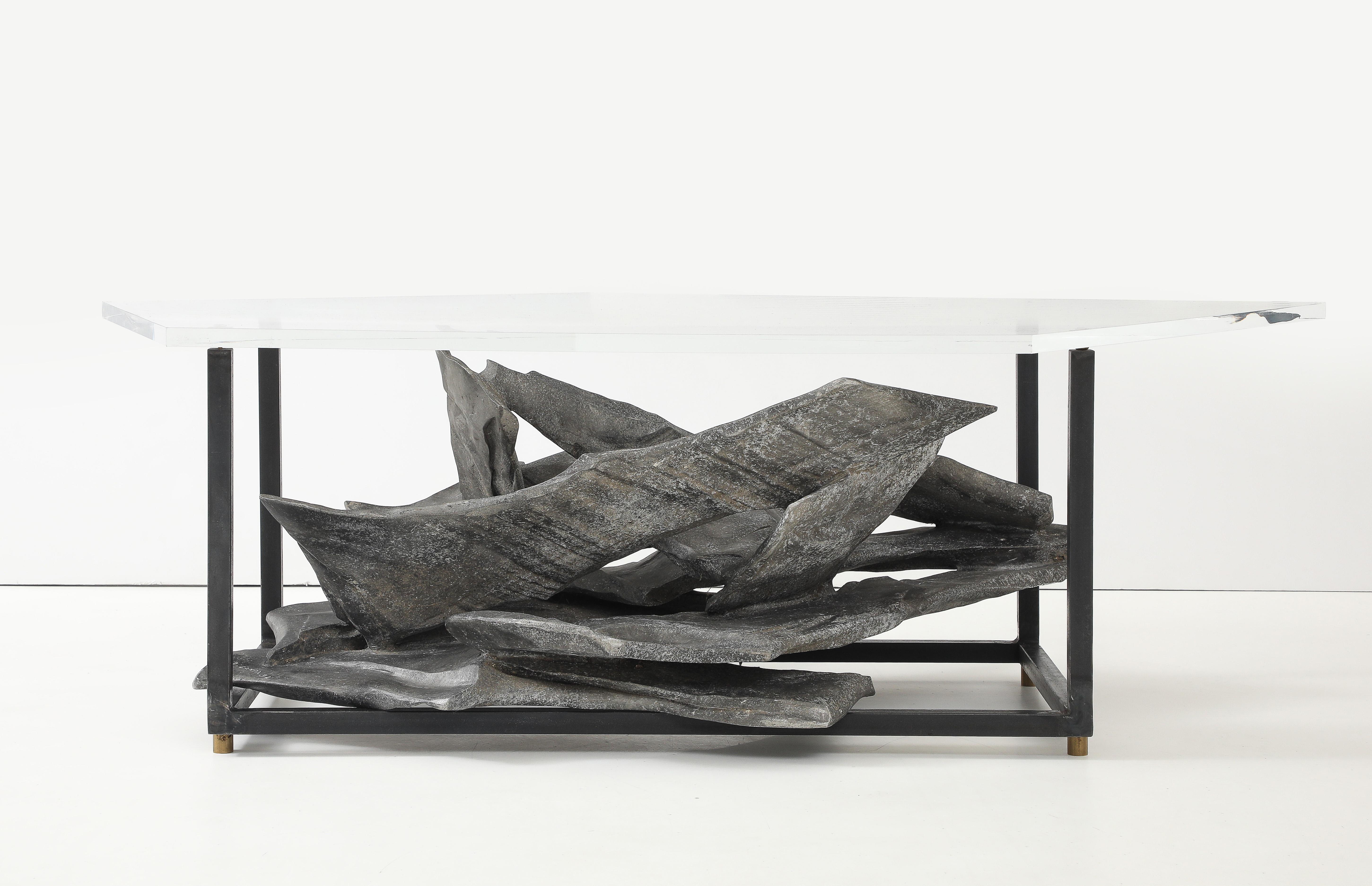 Jean Campa Signiert Abstrakte Aluminium-Skulptur Couchtisch, Frankreich, 1992. Dieser seltene und außergewöhnliche Couchtisch oder Cocktailtisch geht über das Möbeldesign hinaus und vereint Kunst und Funktion in einem einzigartigen Statement. Auf