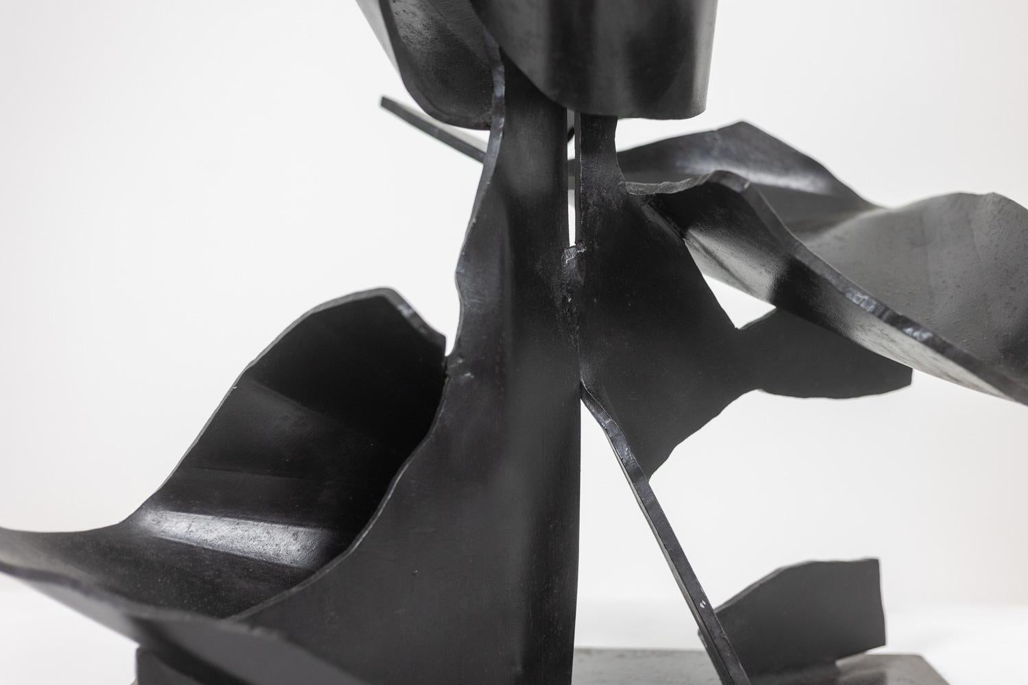 Jean Campa. Escultura vertical de metal patinado. 1980s. en venta 3