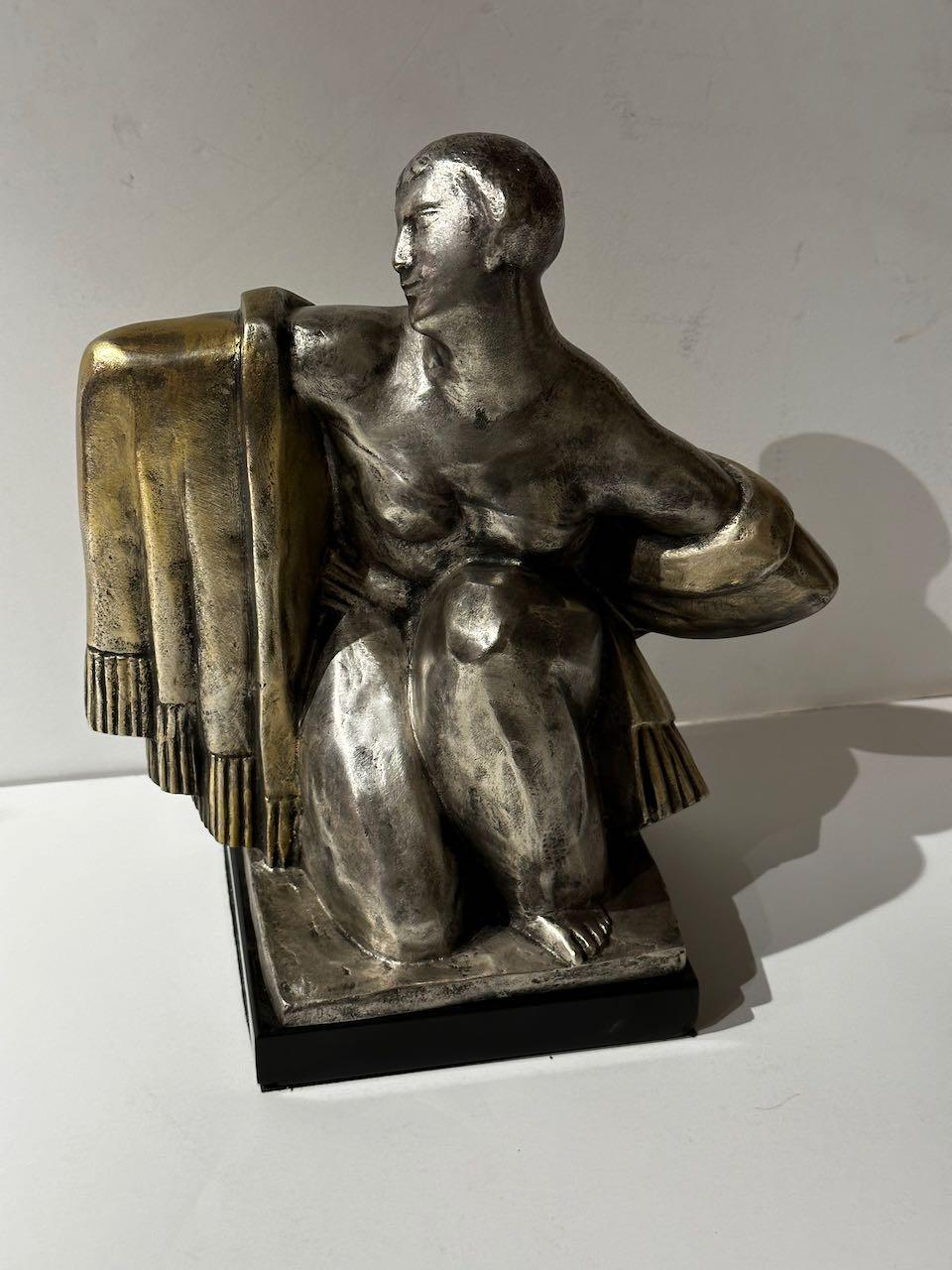 Jan Cannel, sculpteur belge Bronze cubiste Art déco. Cette version en bronze est extrêmement rare, cette sculpture apparaît parfois sur le marché en terre cuite ou en plâtre. Sculpture en bronze argenté. Signé sur le bronze. Avec une base en marbre