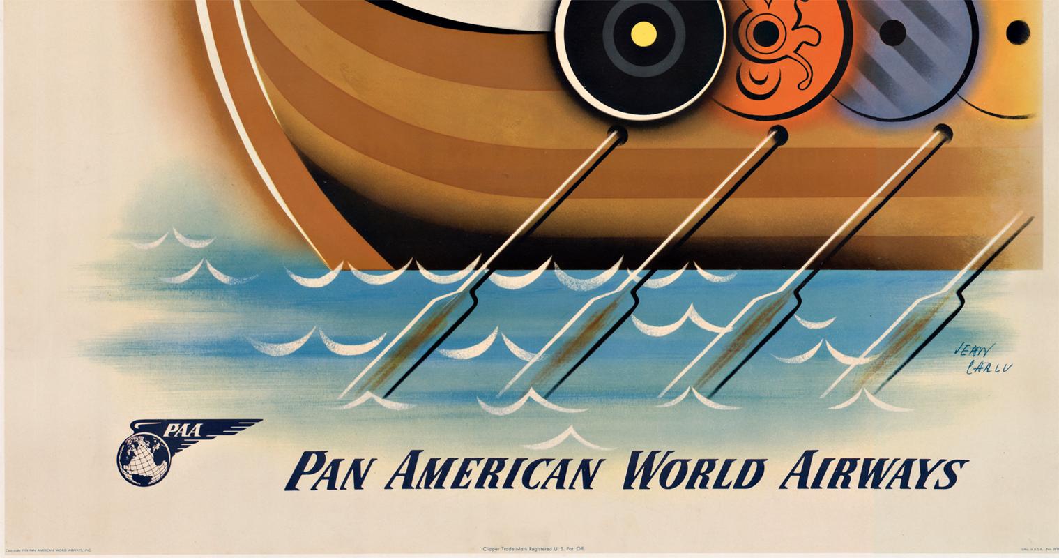 Original Vintage-Reiseplakat:  Pan American World Airways cy Clipper nach Skandinavien.    Auf Leinen gedruckt und rahmenfertig.
Im Mittelpunkt des Bildes steht ein drachenatmendes Wikingerschiff mit Rudern und Schilden an der Seite des Bootes.   Am