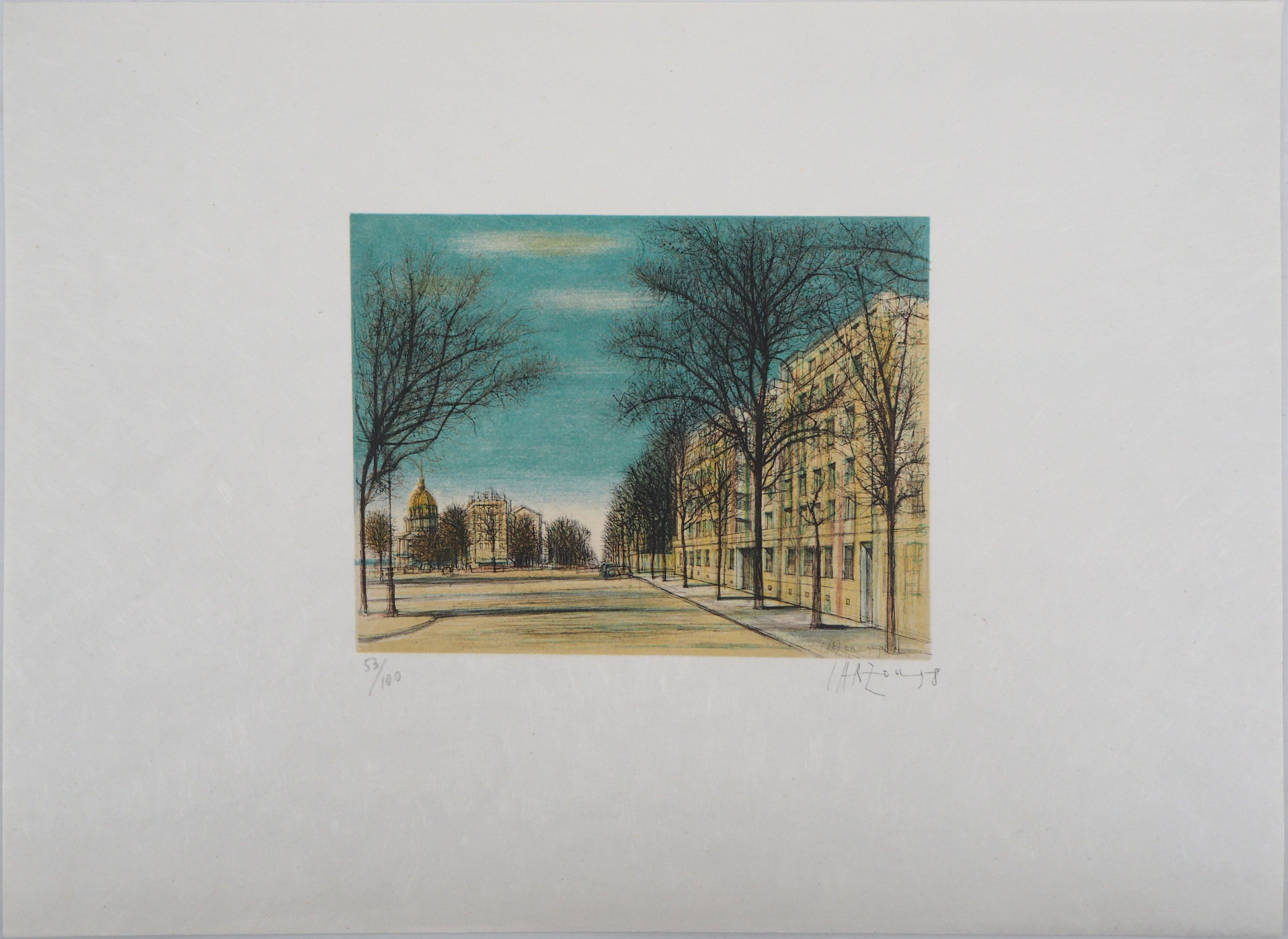 Paris: Boulevard des Invalides - Original handsignierte Lithographie, 1958 – Print von Jean Carzou
