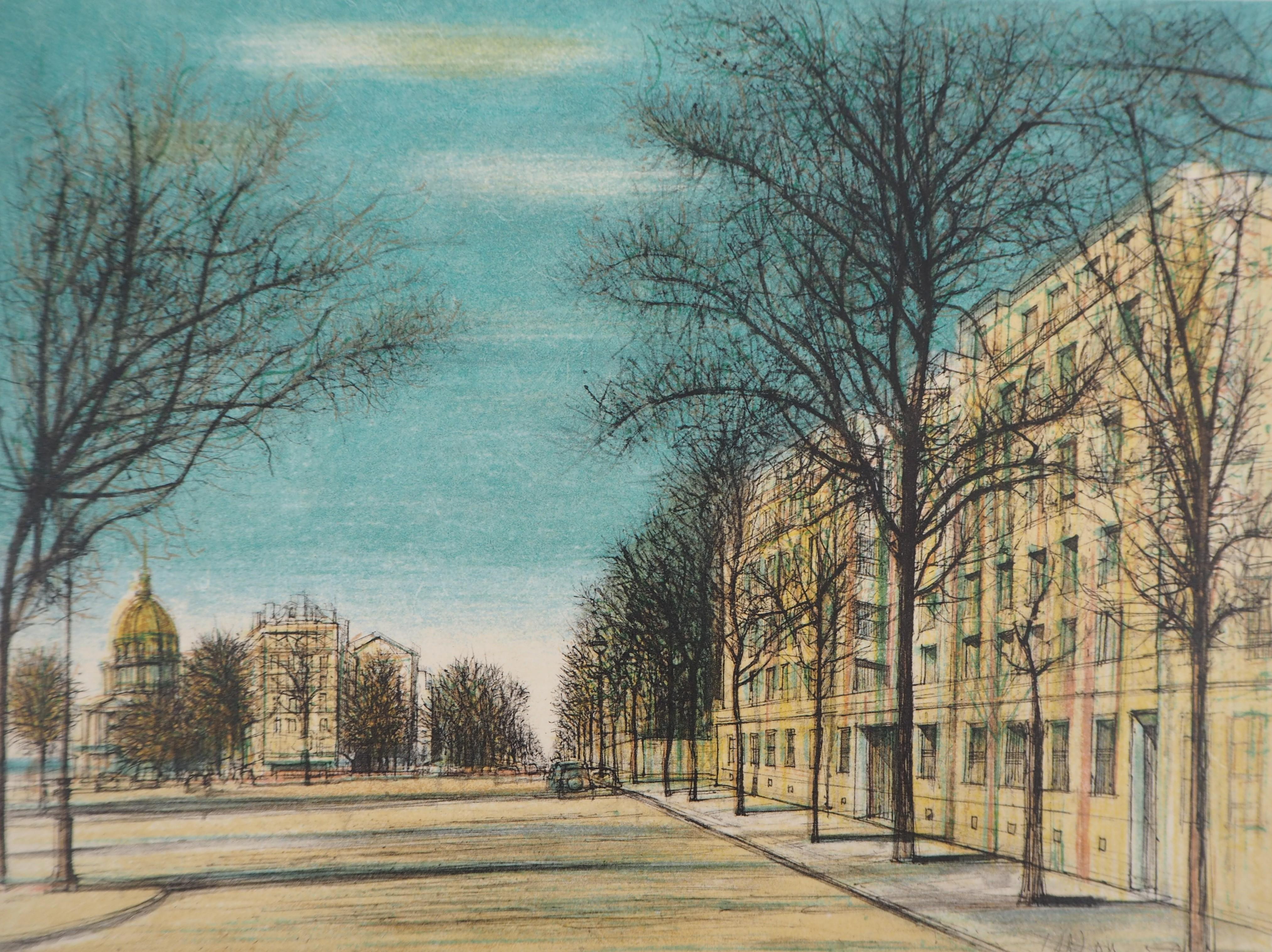 París: Boulevard des Invalides - Litografía original firmada a mano, 1958 - Landscape Print Gris de Jean Carzou