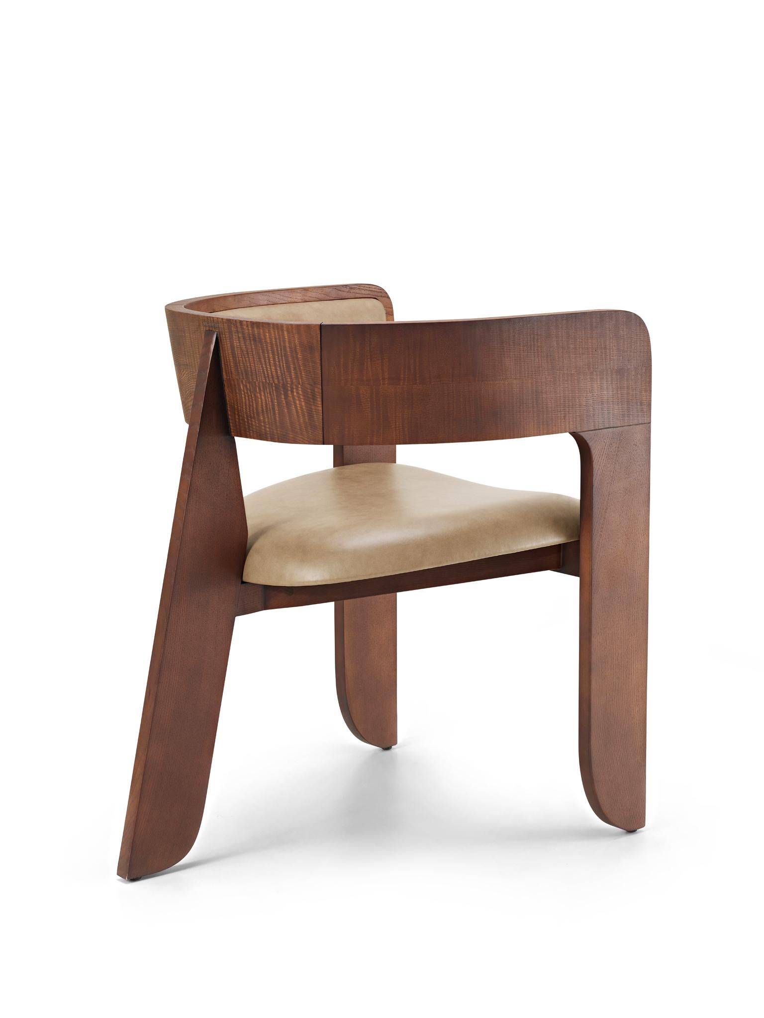 Inspirée de la chaise Standard de Jean Prouvé, et comme une ode à l'auteur lui-même, Jean est une chaise qui honore le passé en regardant vers l'avenir. En utilisant la forme iconique de la jambe arrière et en lui donnant une toute nouvelle forme,