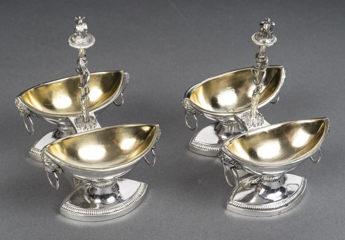 JEAN-CHARLES CAHIER Pair of double silver salt cellars 1st EMPIRE period

Pair of double salt cellars in the shape of a shuttle bordered with gadroons. The central grip depicts a caduceus surmounted by two doves in love. The shuttles are vermilion