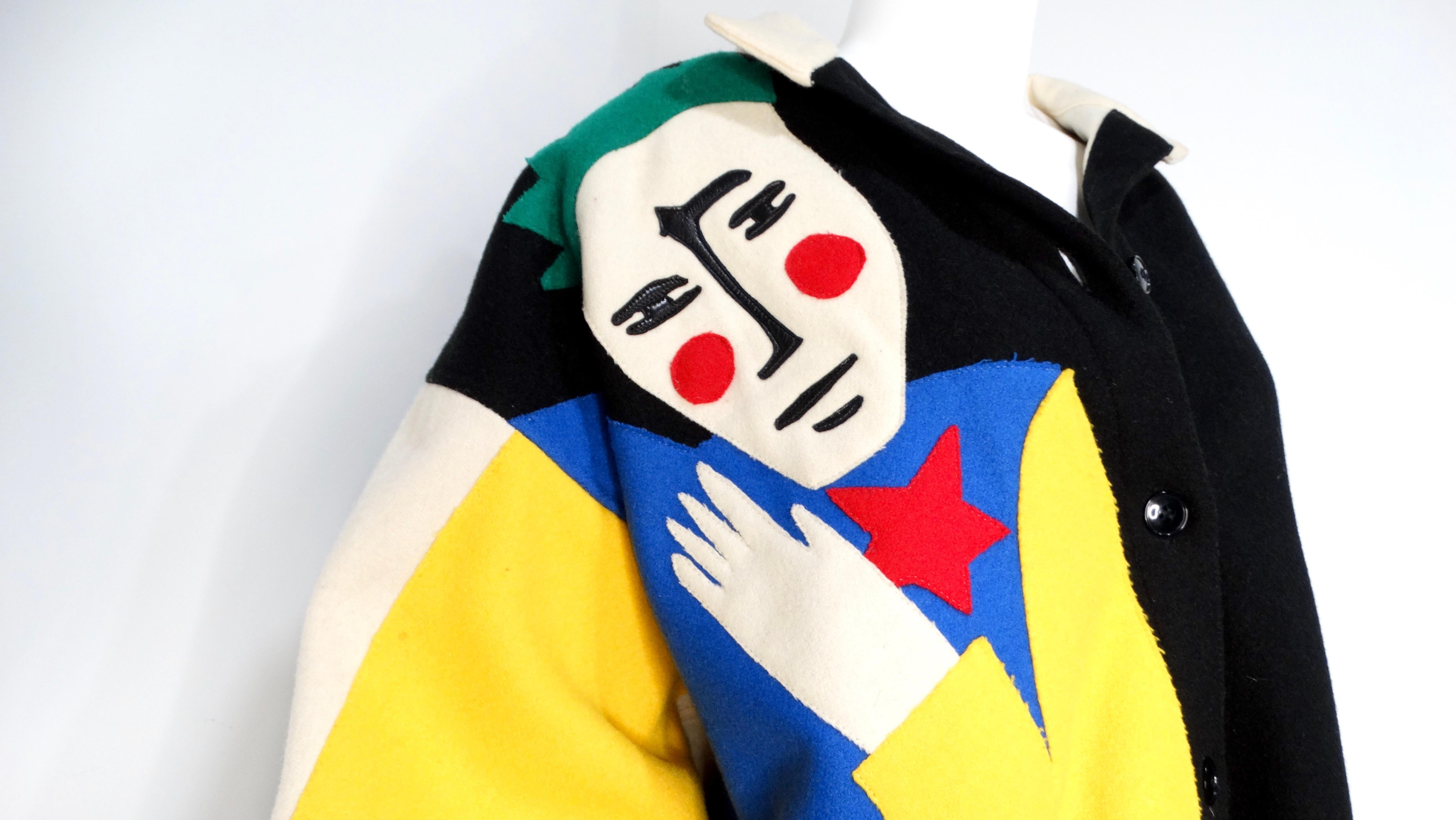Entra nel regno della moda artistica con la Jean-Charles De Castelbajac 1980s Wool Abstract Face Jacket, un pezzo stravagante e accattivante perfetto per gli appassionati di moda. Questa giacca unica è caratterizzata da una base color crema e nera