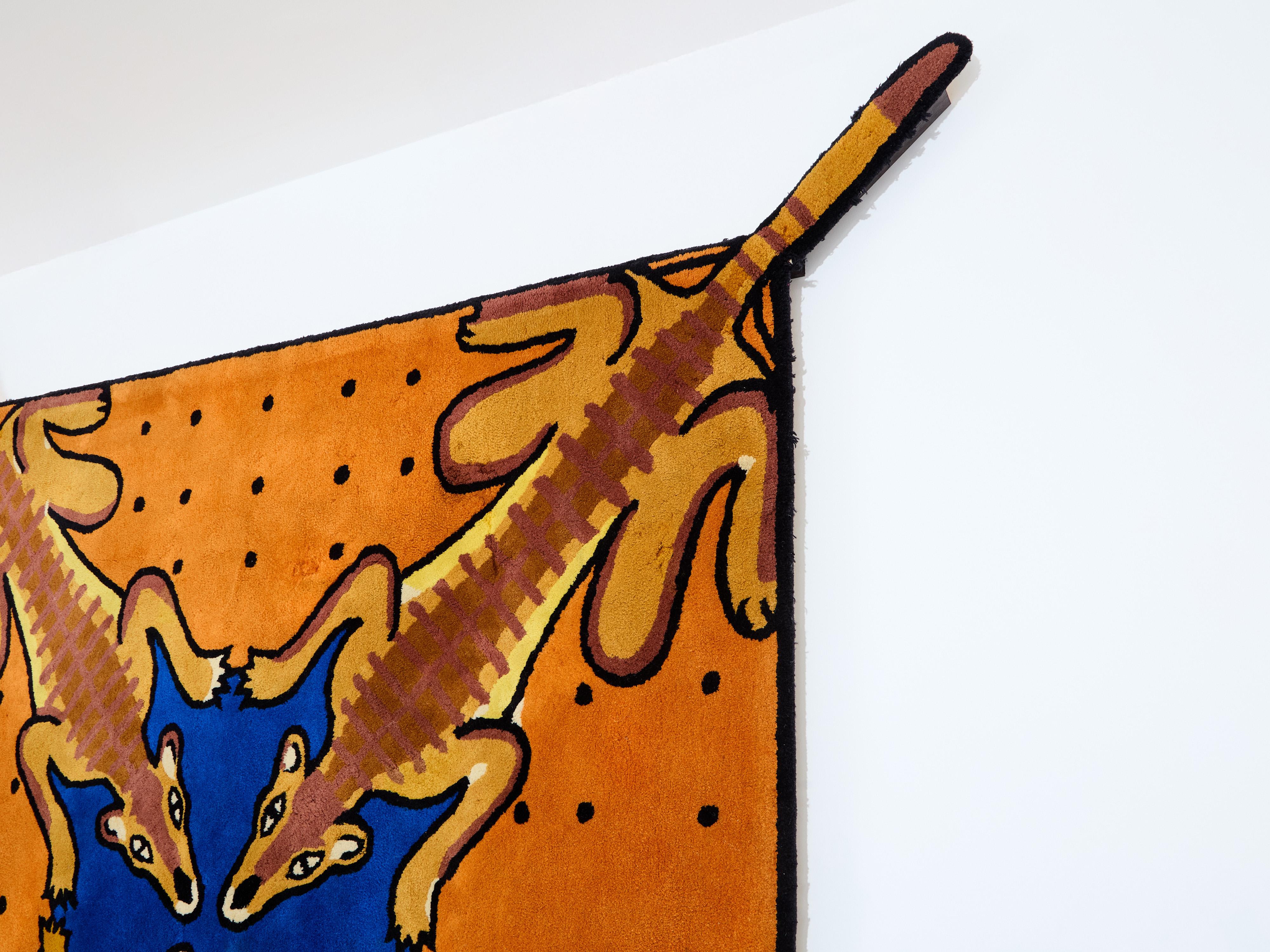 Tappeto da bar Desert disegnato da Jean Charles de Castelbajaci nel 1985. Realizzato in lana spessa, questo bellissimo pezzo presenta quattro tigri stilizzate che bevono, la cui coda si estende in ogni angolo. Lo sfondo è di colore arancione chiaro,