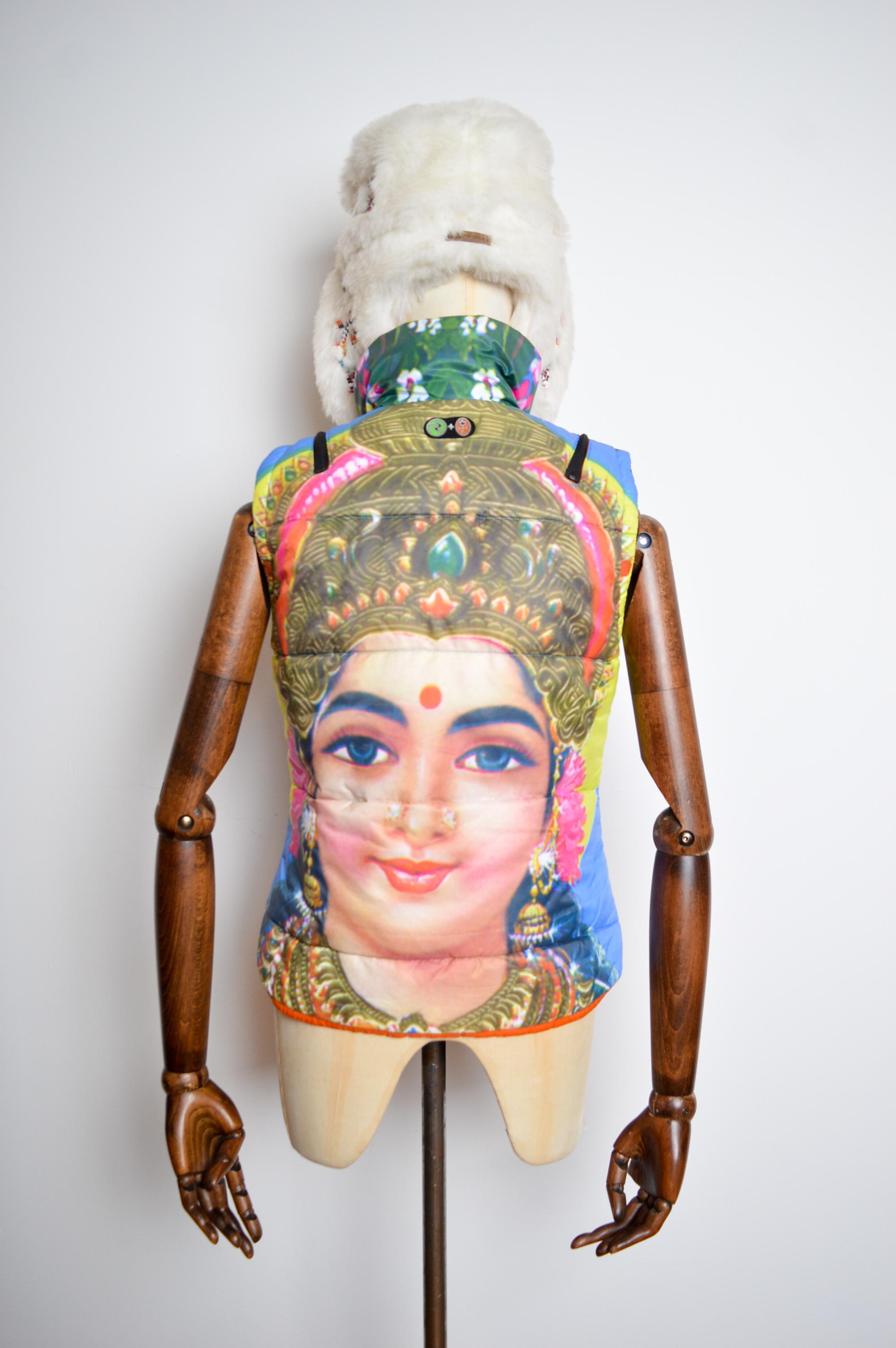 Superbe veste de ski Jean Charles de Castelbajac X ROSSIGNOL dans des tons et couleurs vibrants représentant une déesse indienne. 

Circa 2005.  

Une pièce rare et avant-gardiste issue de la Collaboration entre l'Artiste, Poète et Designer français