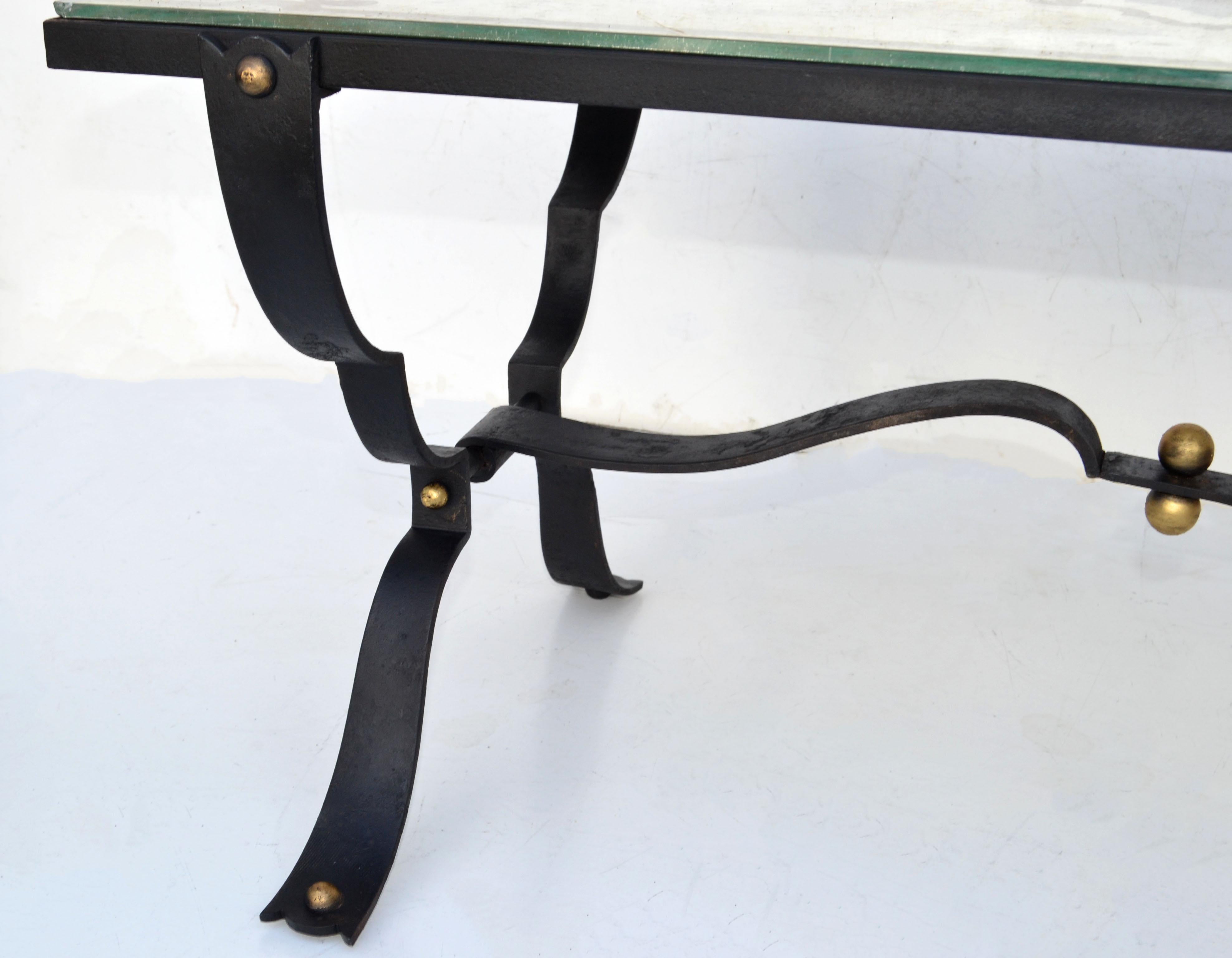 Table basse en fer forgé de style Jean-Charles Moreux avec plateau en verre miroir gravé en vente 2