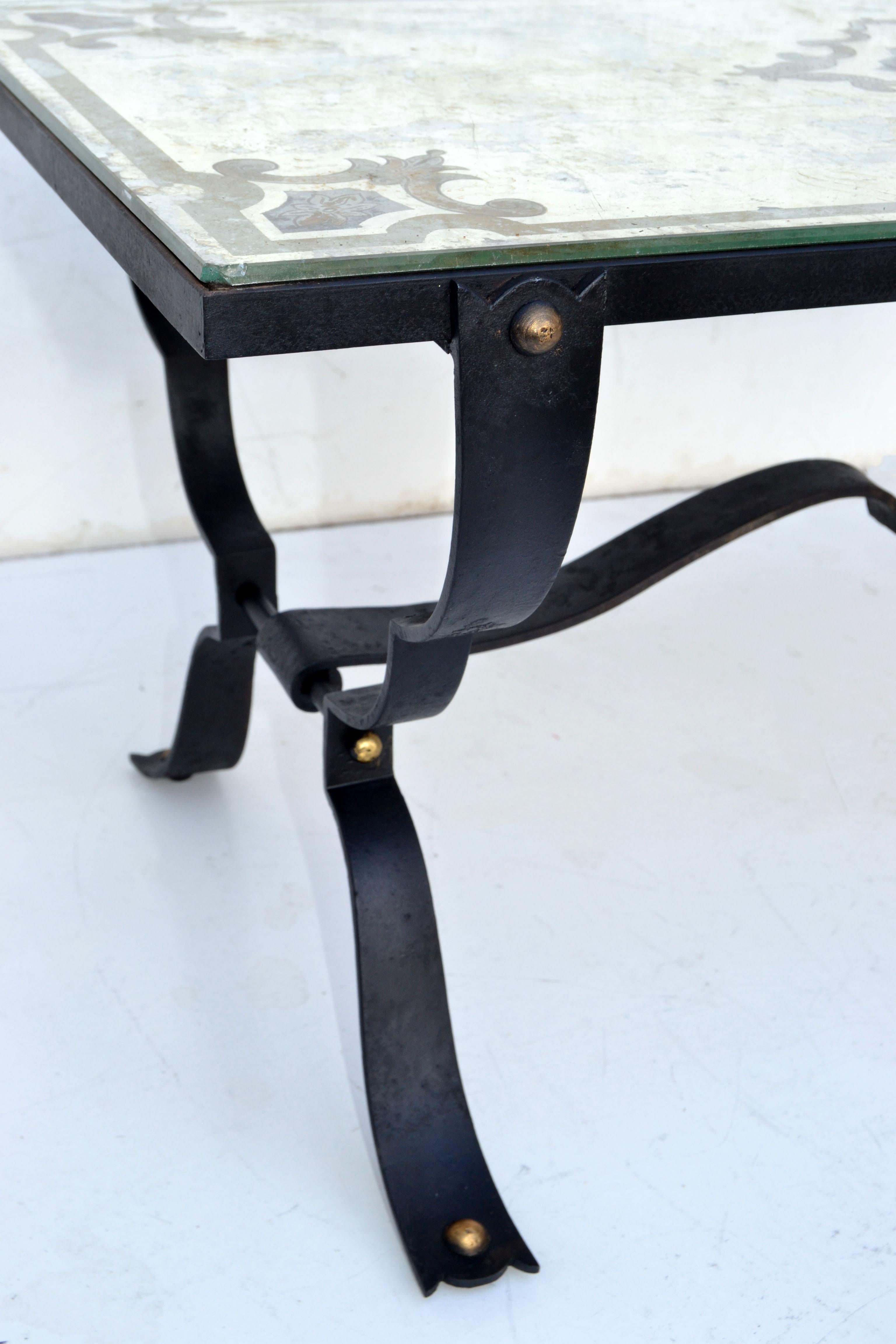 Table basse en fer forgé de style Jean-Charles Moreux avec plateau en verre miroir gravé en vente 3
