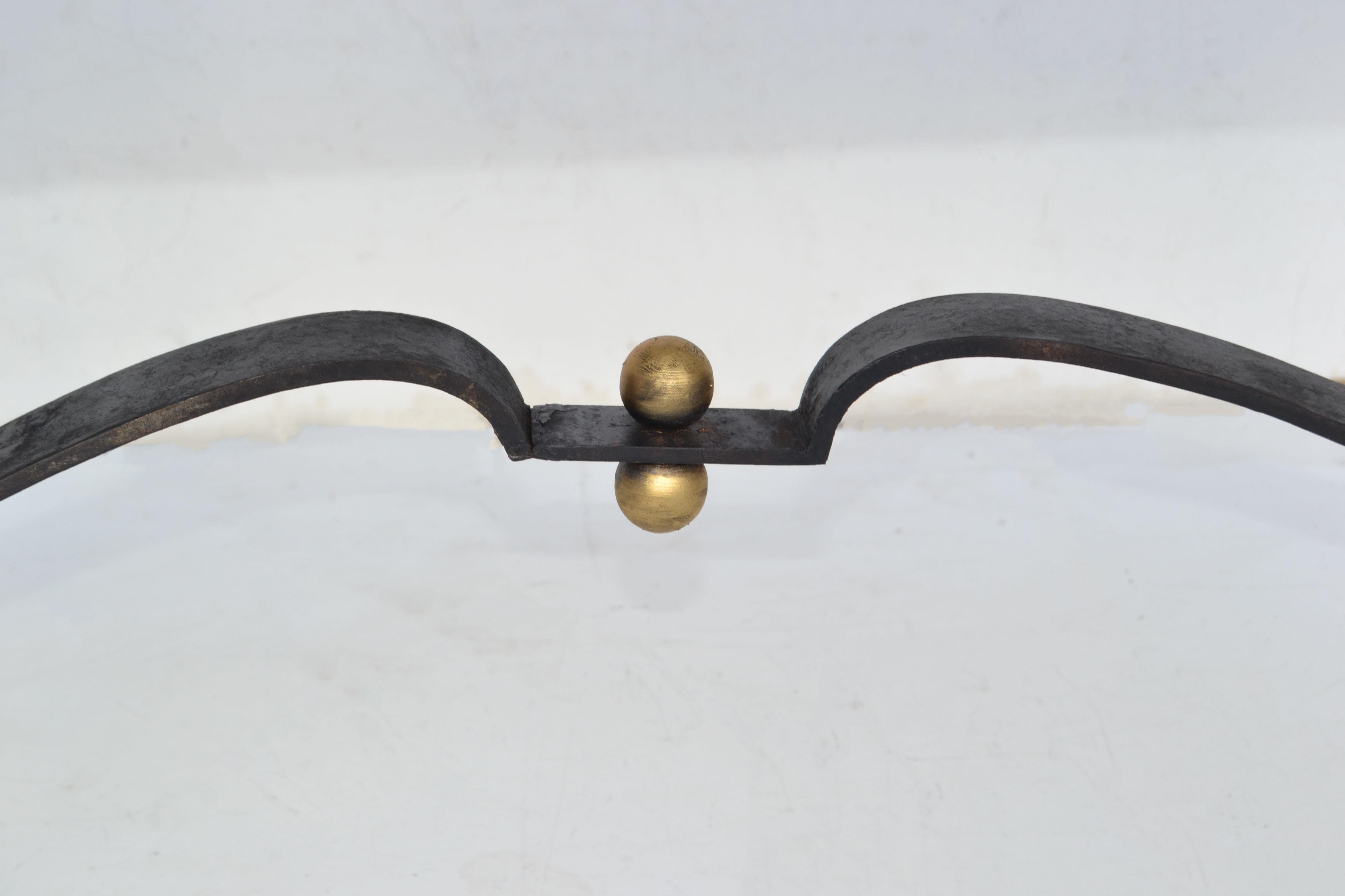 Table basse en fer forgé de style Jean-Charles Moreux avec plateau en verre miroir gravé en vente 4