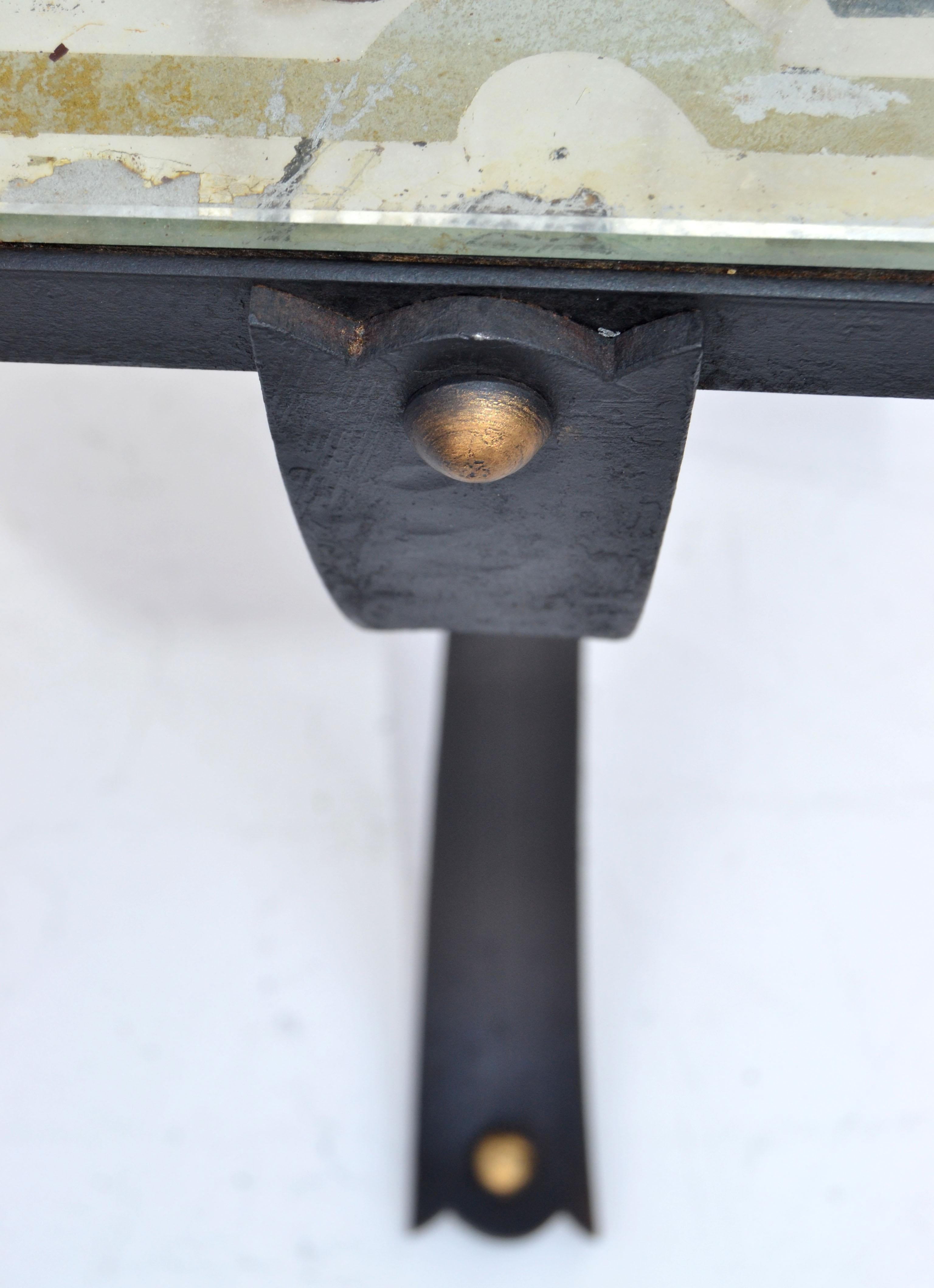 Table basse en fer forgé de style Jean-Charles Moreux avec plateau en verre miroir gravé en vente 5