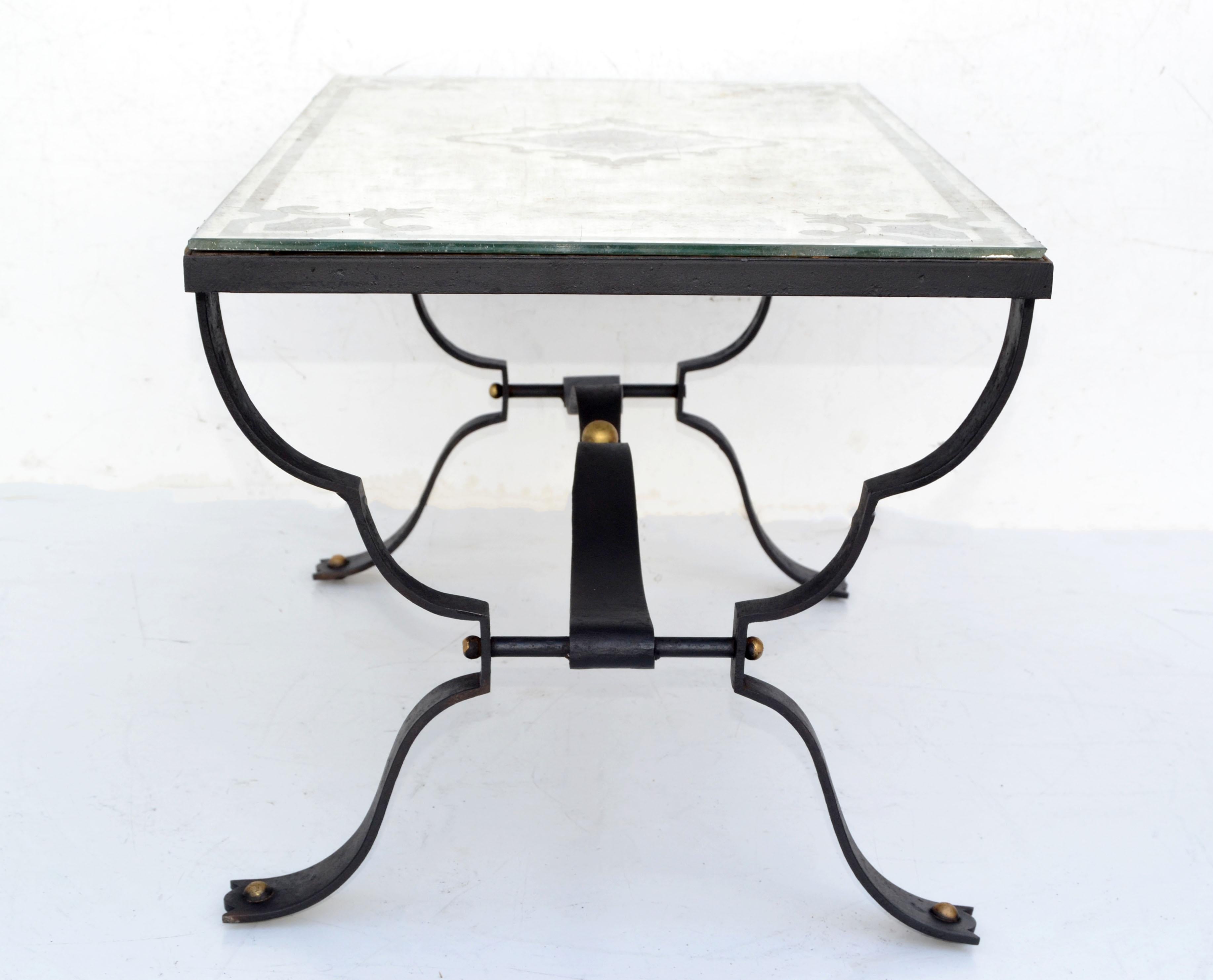 Table basse en fer forgé de style Jean-Charles Moreux avec plateau en verre miroir gravé en vente 6
