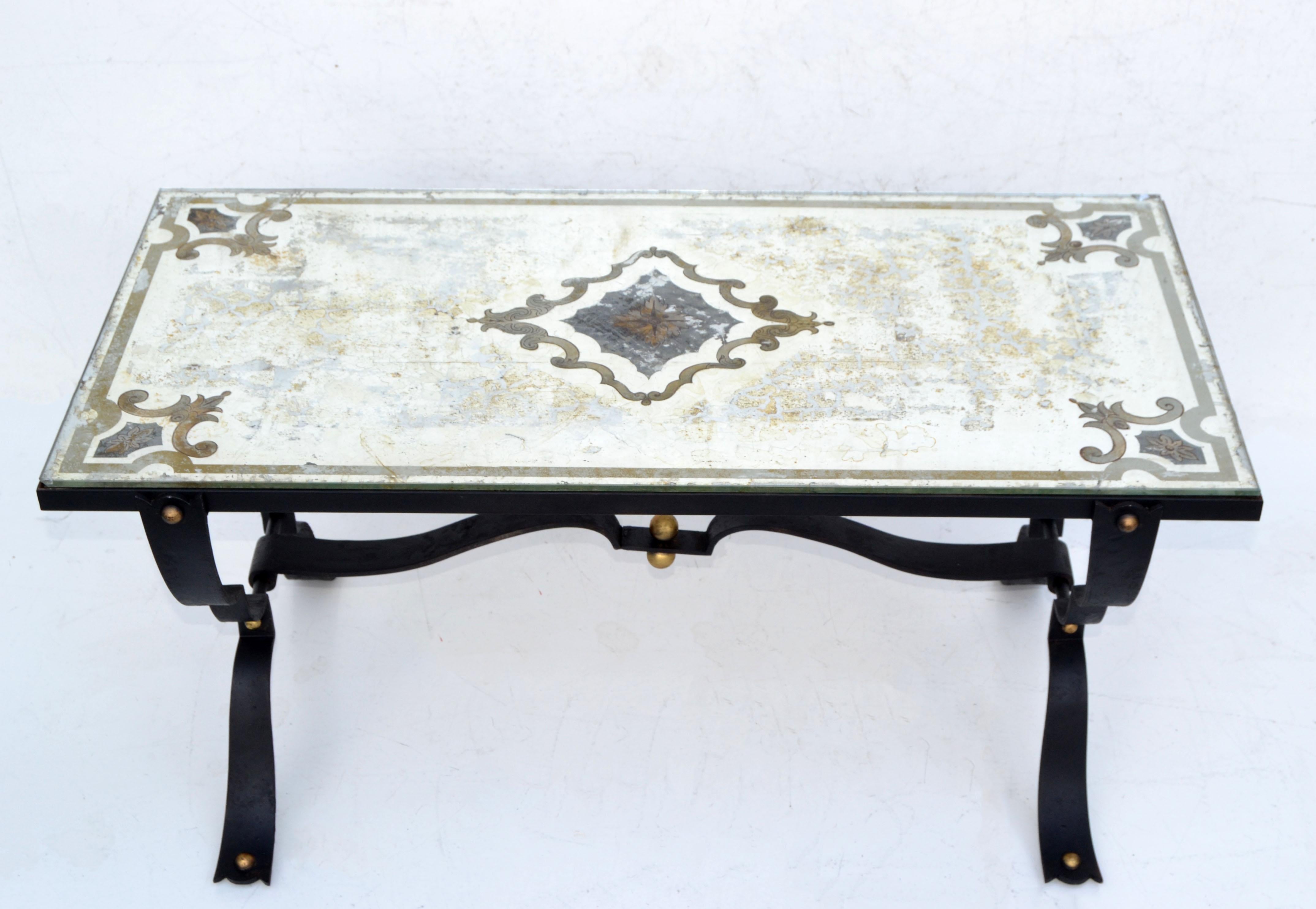 Table basse en fer forgé de style Jean-Charles Moreux avec plateau en verre miroir gravé en vente 7