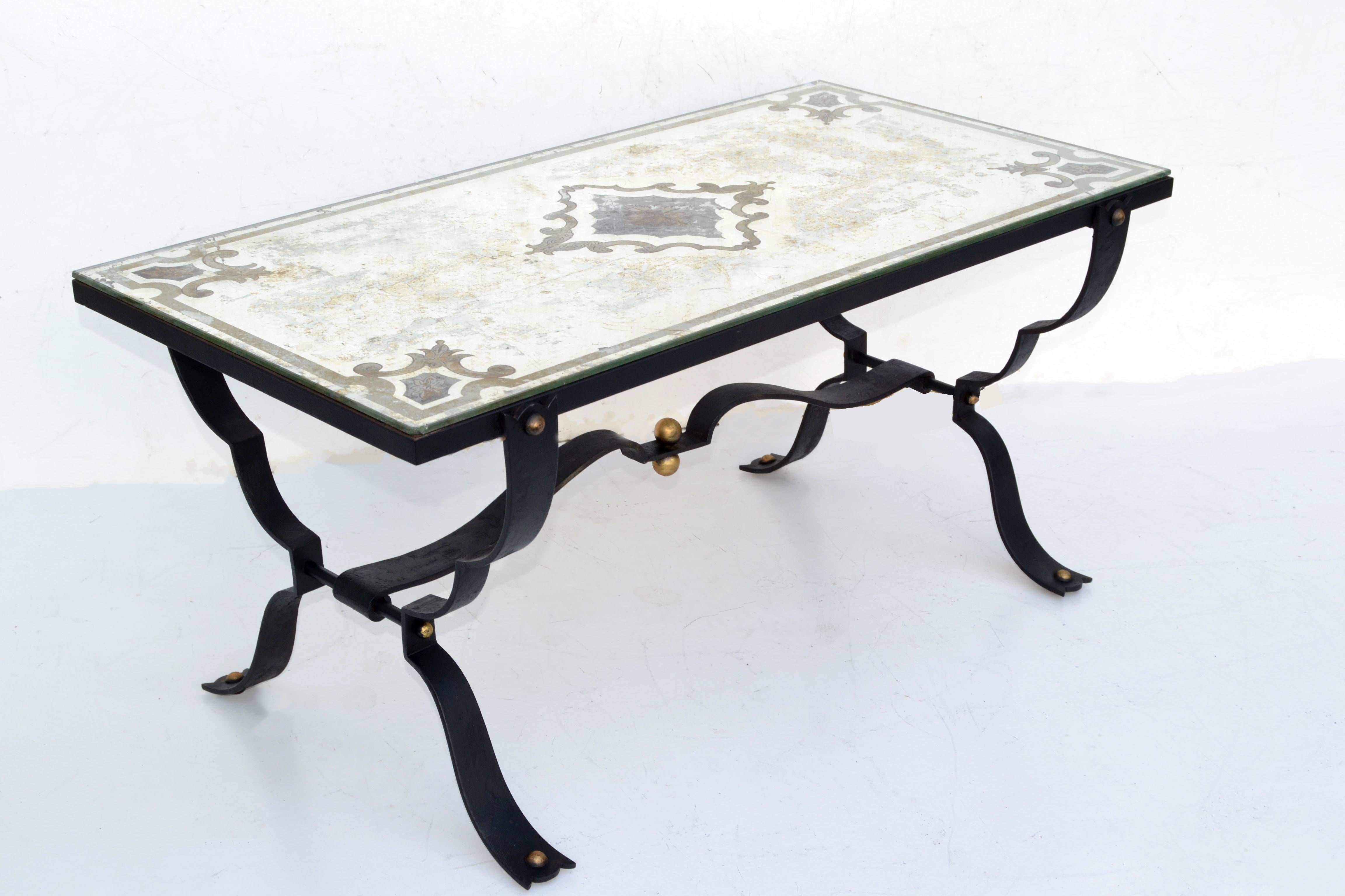 Art déco Table basse en fer forgé de style Jean-Charles Moreux avec plateau en verre miroir gravé en vente