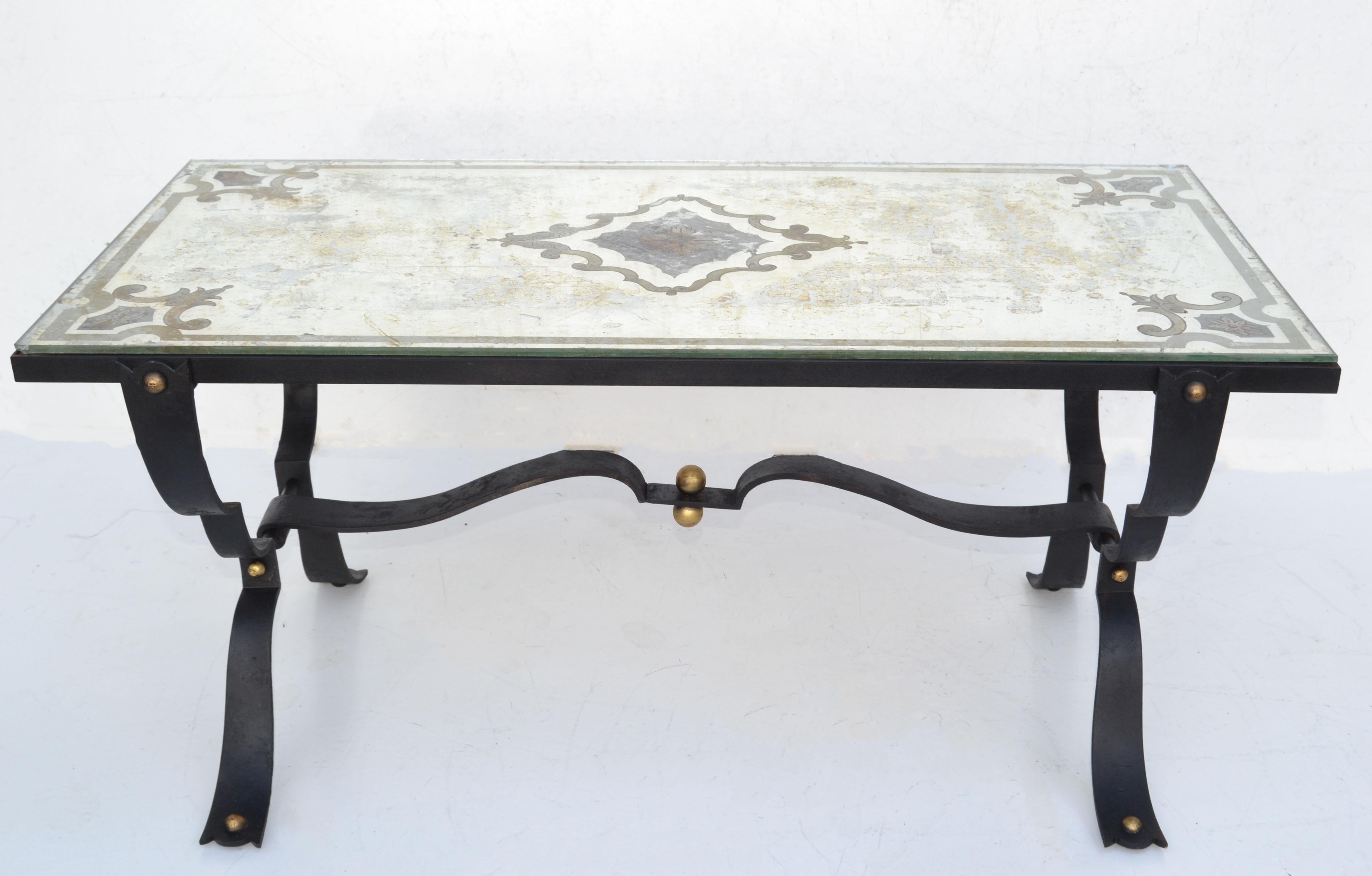 Français Table basse en fer forgé de style Jean-Charles Moreux avec plateau en verre miroir gravé en vente