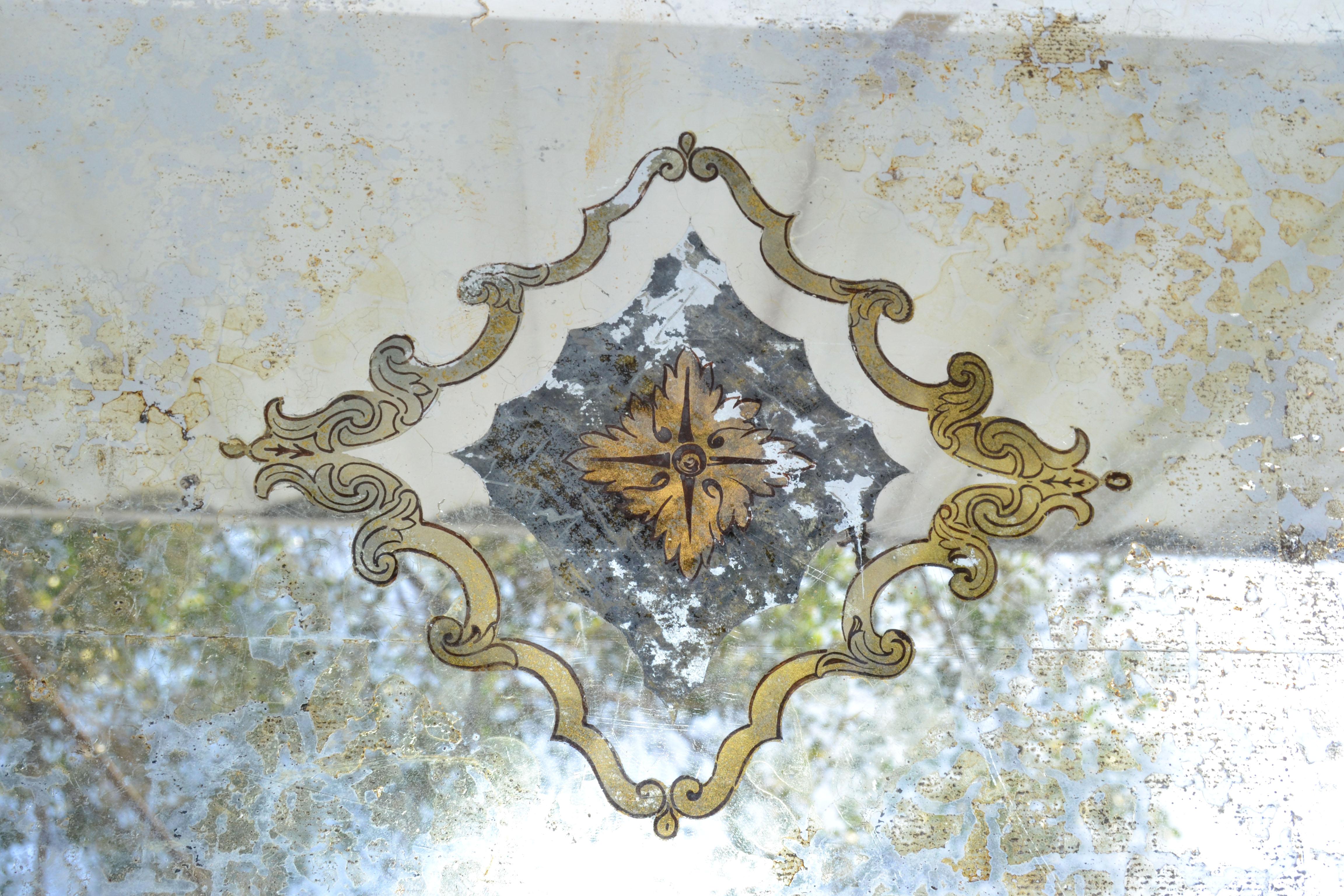 Table basse en fer forgé de style Jean-Charles Moreux avec plateau en verre miroir gravé État moyen - En vente à Miami, FL