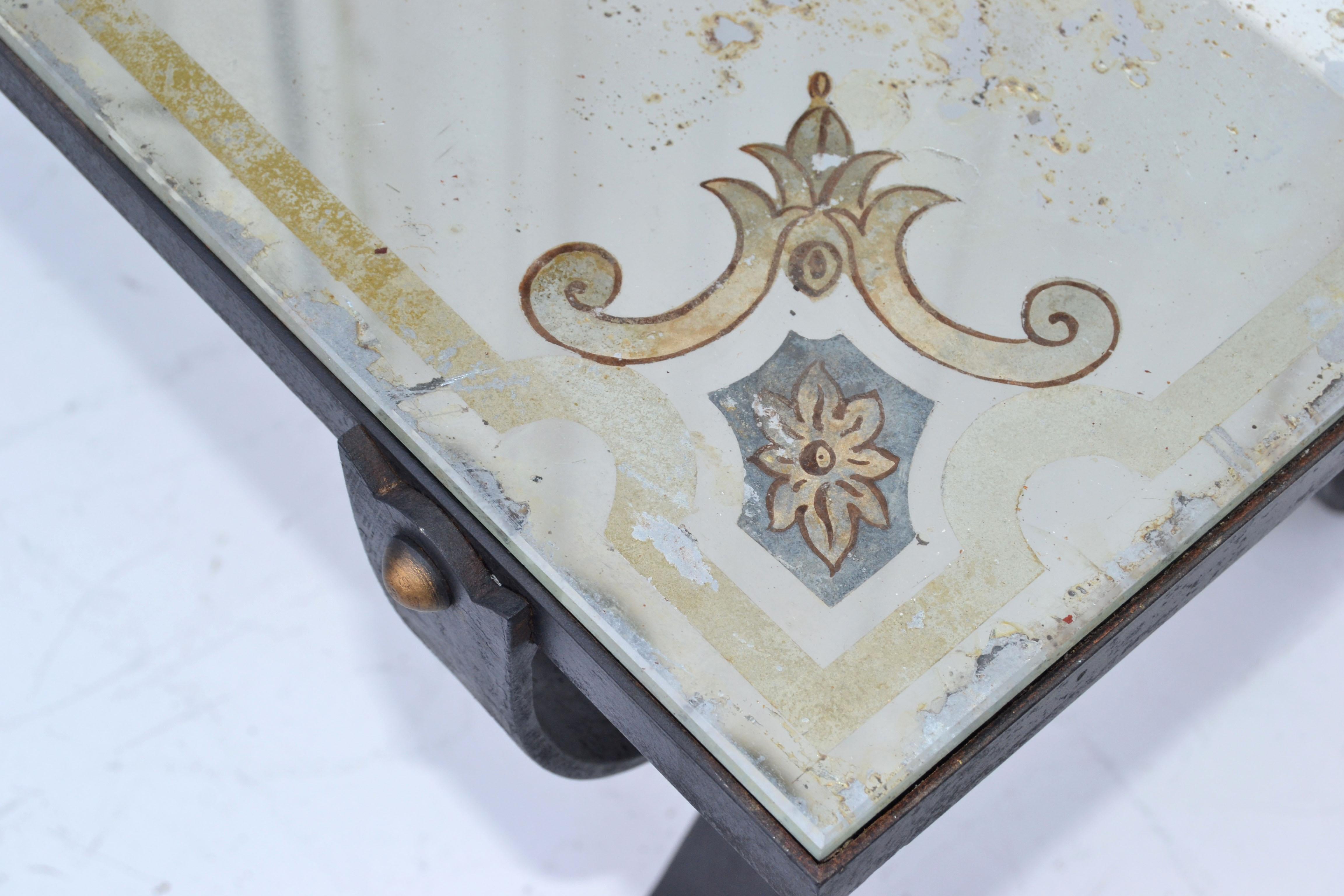 Milieu du XXe siècle Table basse en fer forgé de style Jean-Charles Moreux avec plateau en verre miroir gravé en vente