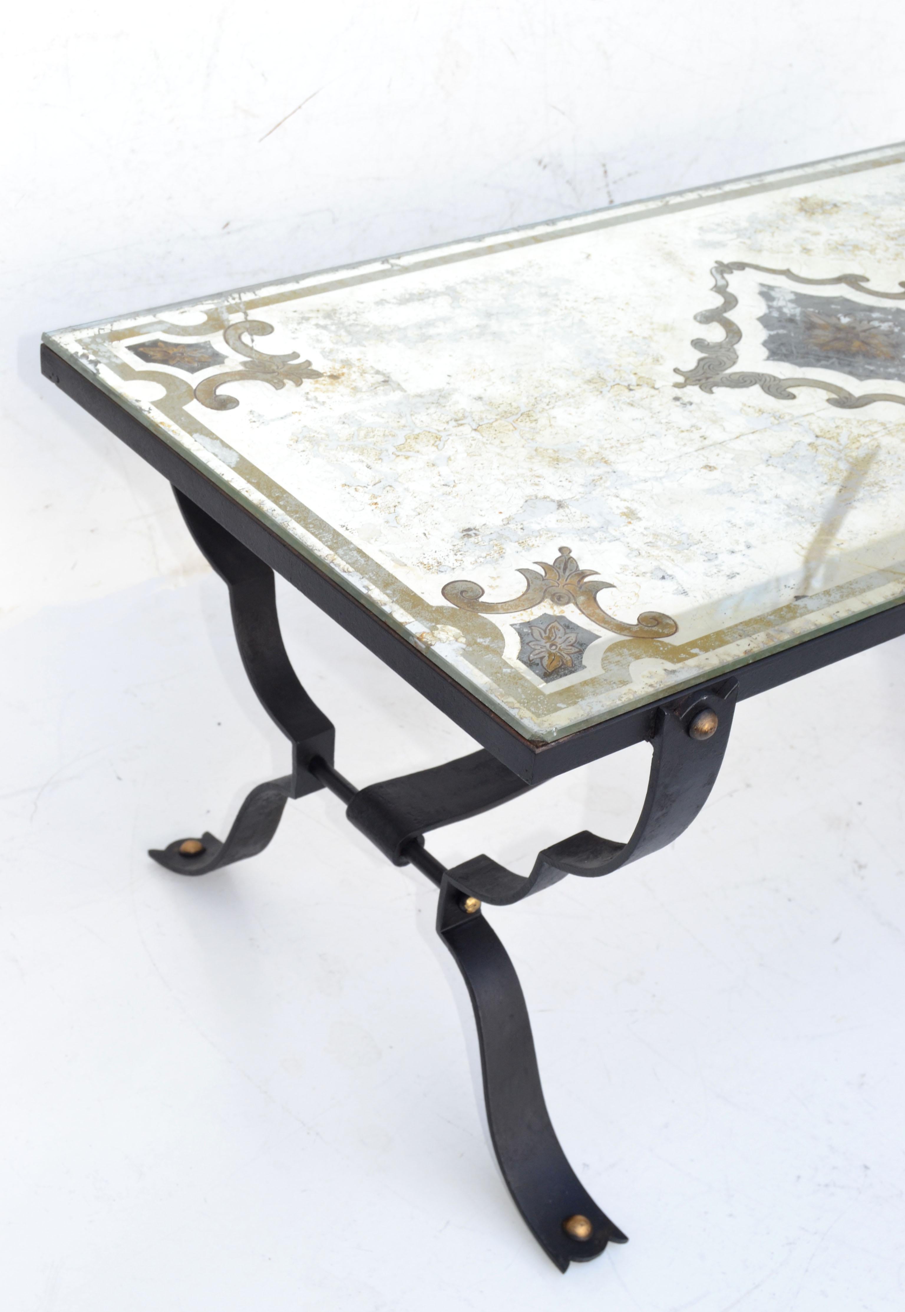 Laiton Table basse en fer forgé de style Jean-Charles Moreux avec plateau en verre miroir gravé en vente