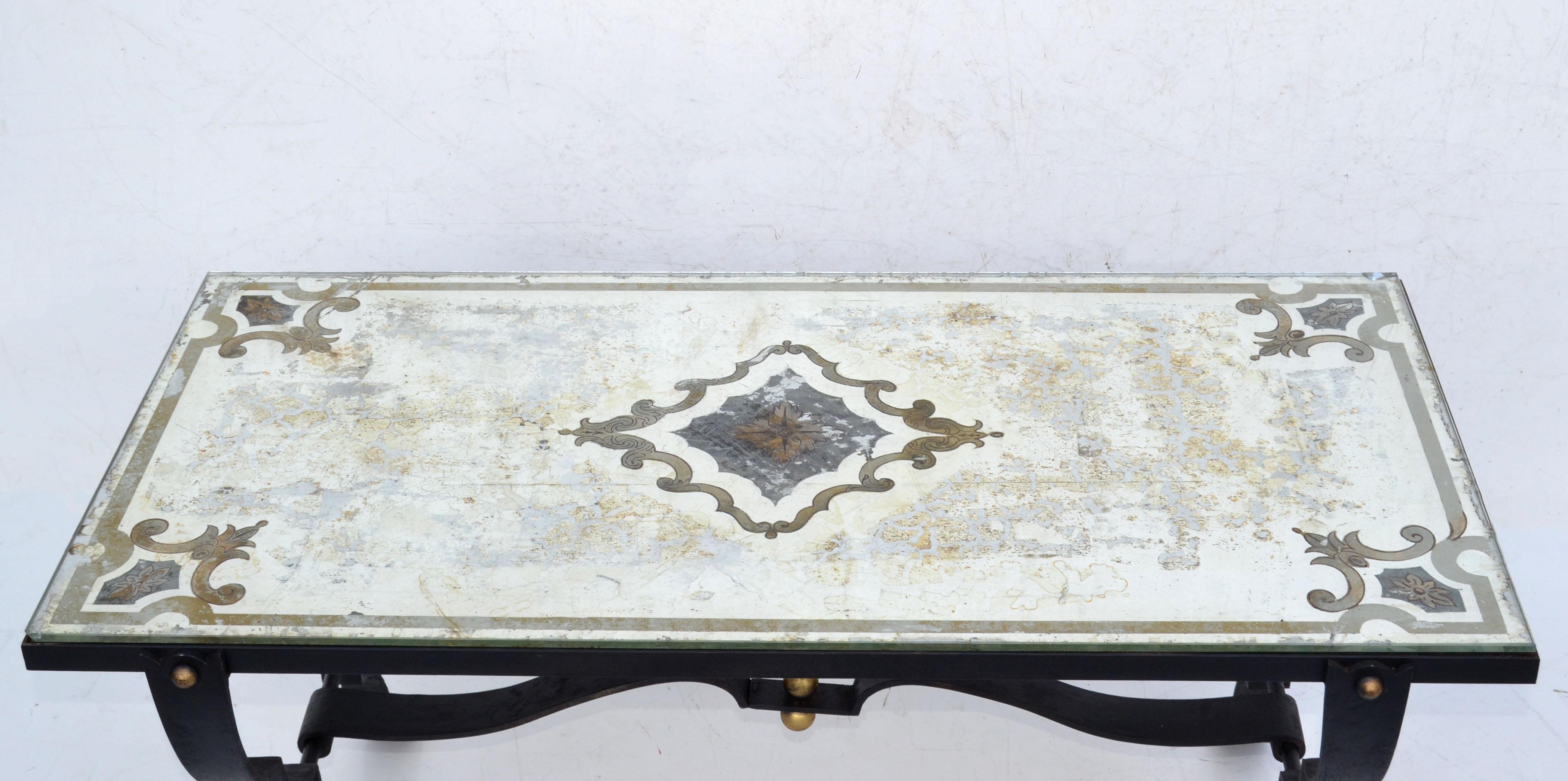Table basse en fer forgé de style Jean-Charles Moreux avec plateau en verre miroir gravé en vente 1