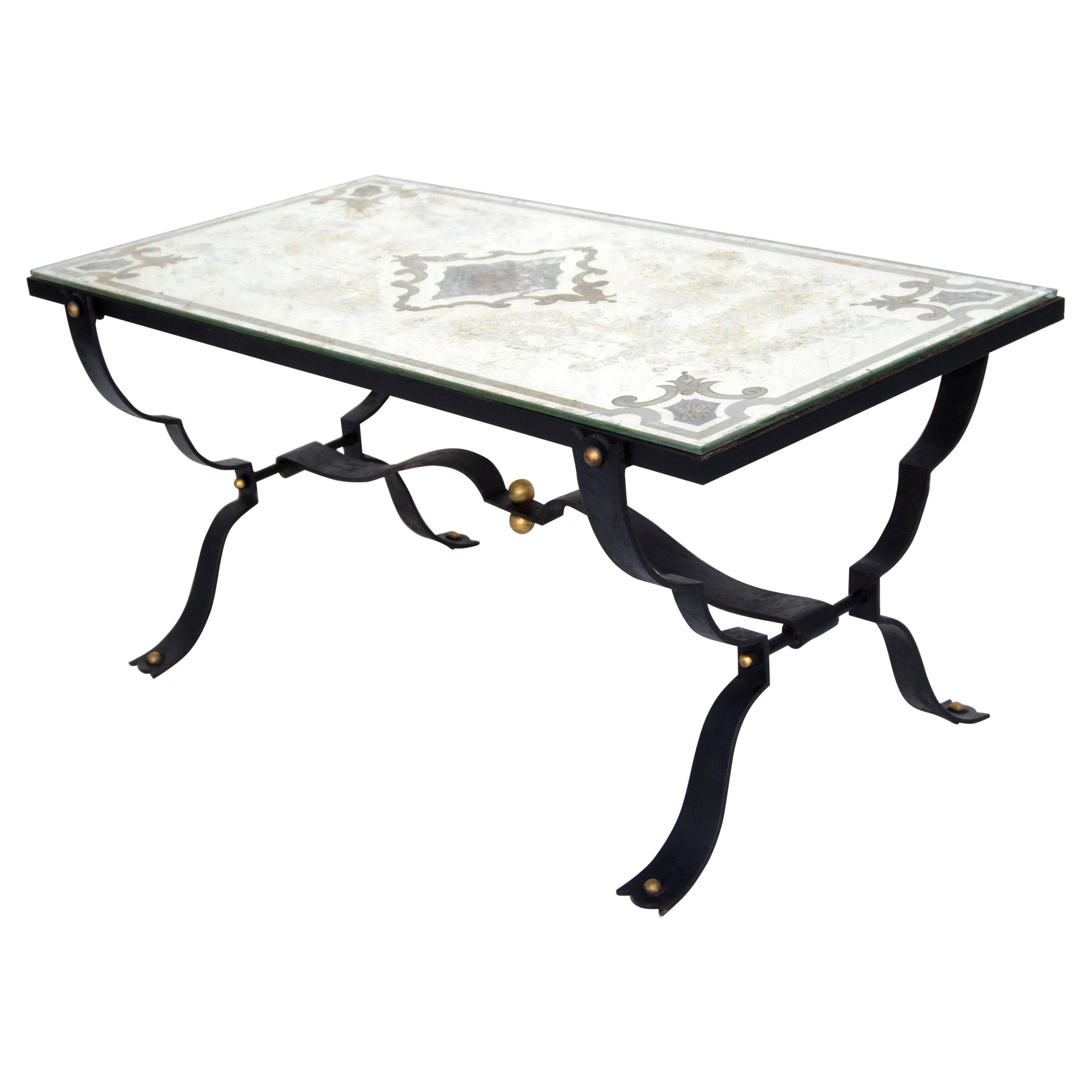 Mesa baja de hierro forjado estilo Jean-Charles Moreux Tapa de cristal espejado grabado en venta
