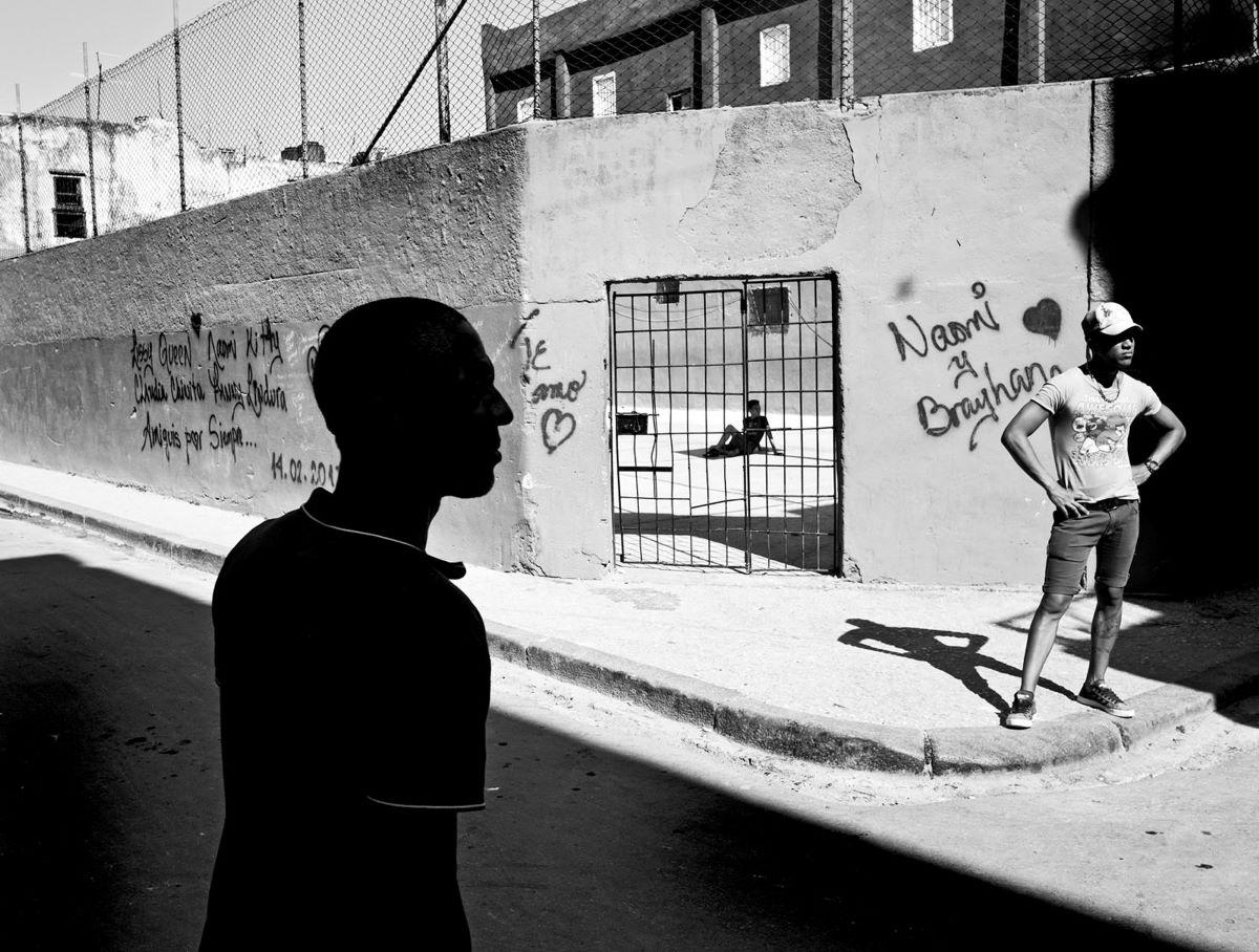 Jean-Christophe Béchet Figurative Photograph - Habana Song #15, La Havane, Cuba