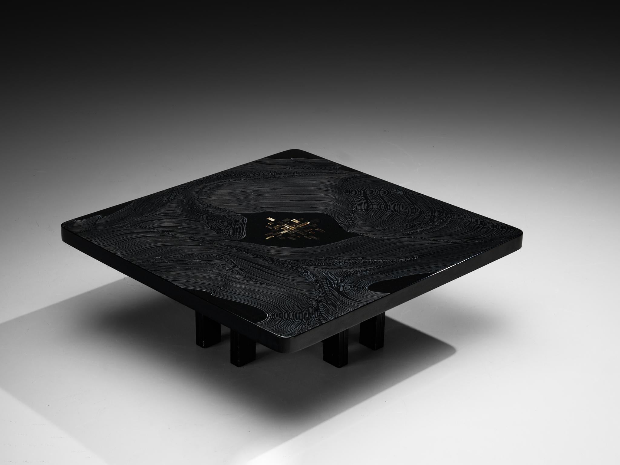 Jean Claude Dresse, grande table basse, résine, acier laqué, Belgique, fin des années 1970.

Cette table basse excentrique est une création magistrale du designer belge Jean Claude Dresse. Chaque centimètre de cette pièce illustre le savoir-faire