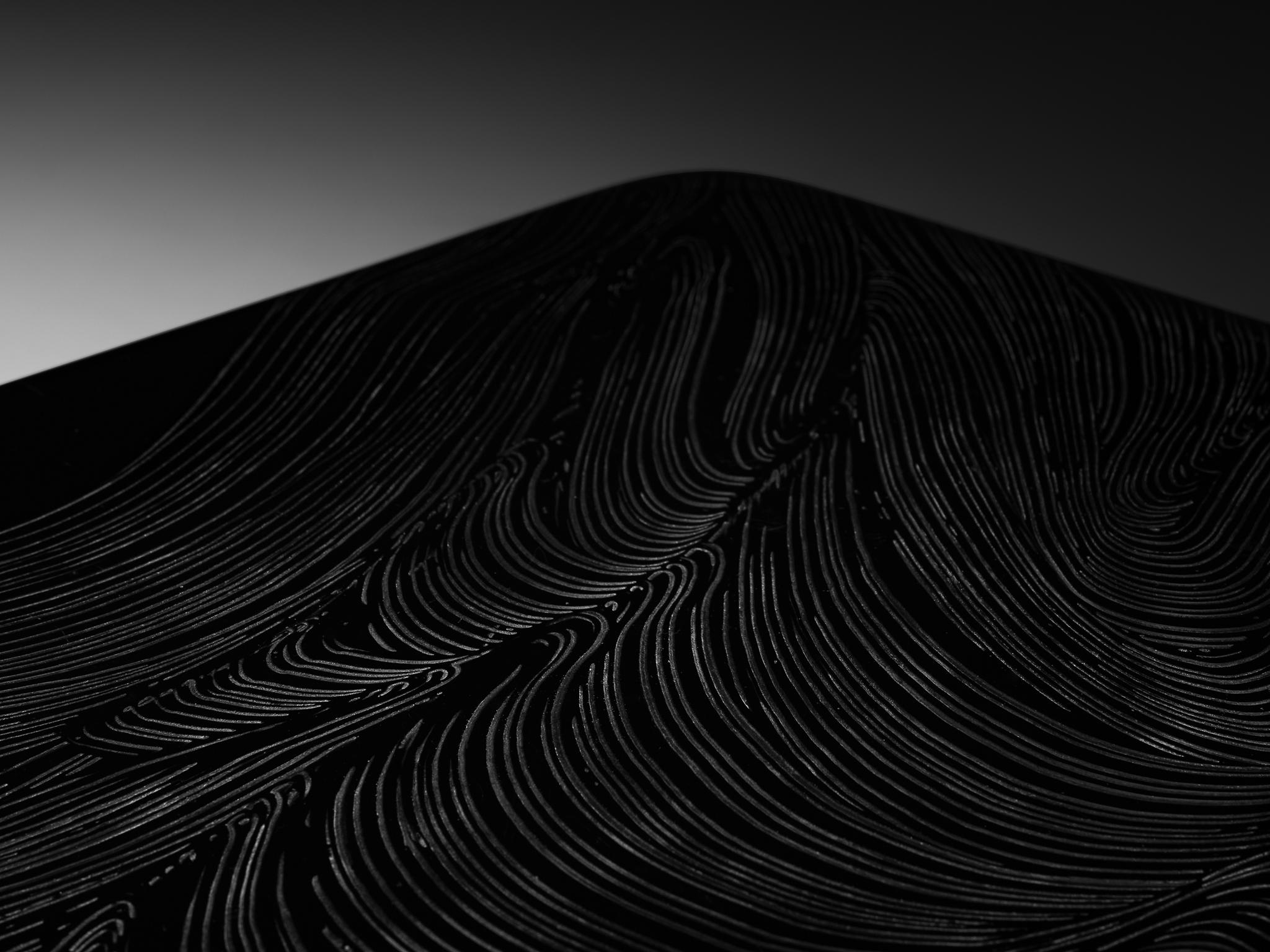 Table basse Jean Claude Dresse en résine foncée avec motif organique en vente 1