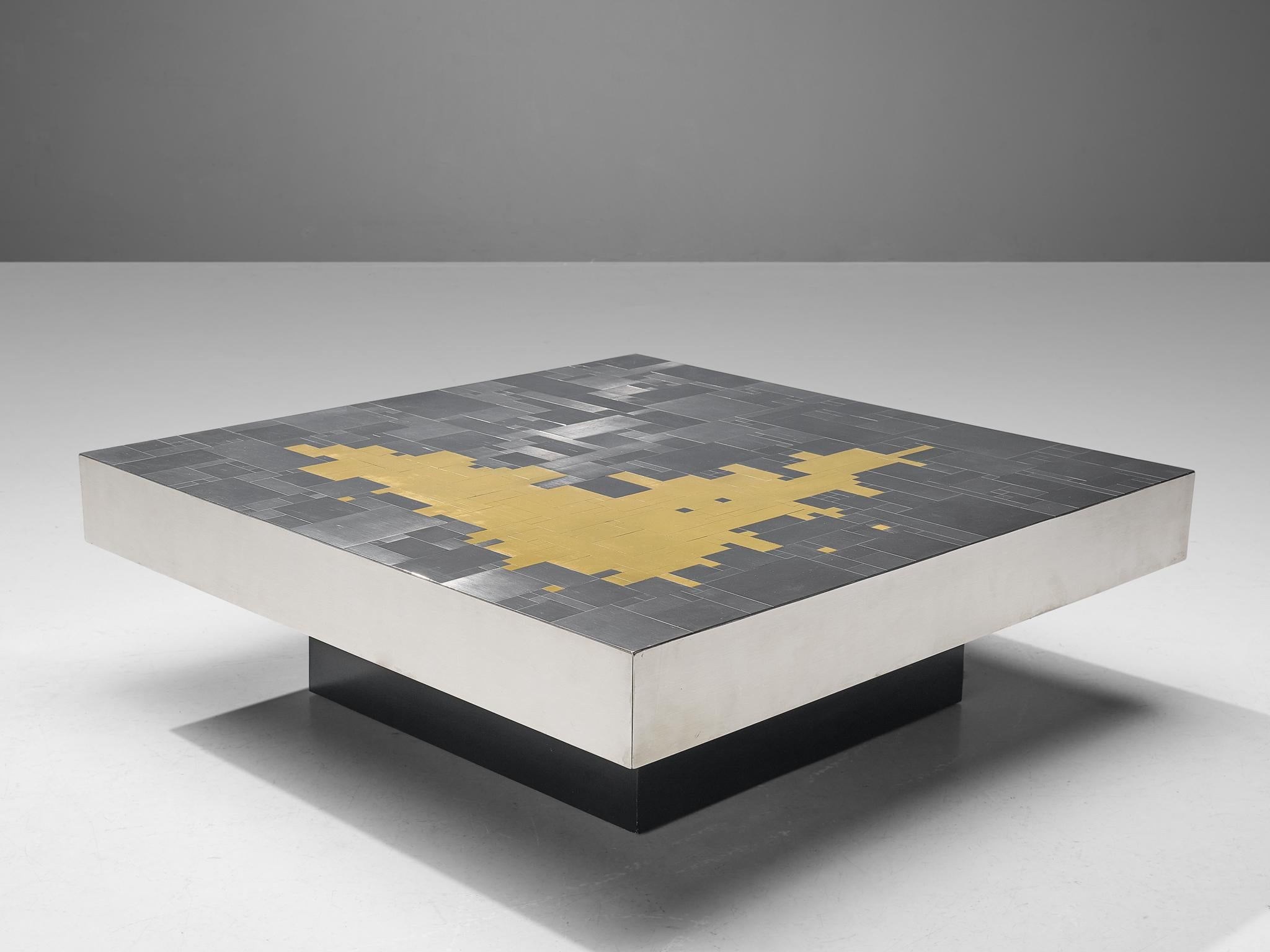 Jean Claude Dresse, Couchtisch, Messing, Stahl, Metall, Holz, Belgien, 1970er Jahre

Quadratischer Couchtisch mit markanter Tischplatte, entworfen von Jean Clause Dresse in den 1970er Jahren. Dresse ist für seine kühnen Entwürfe bekannt, und dieser