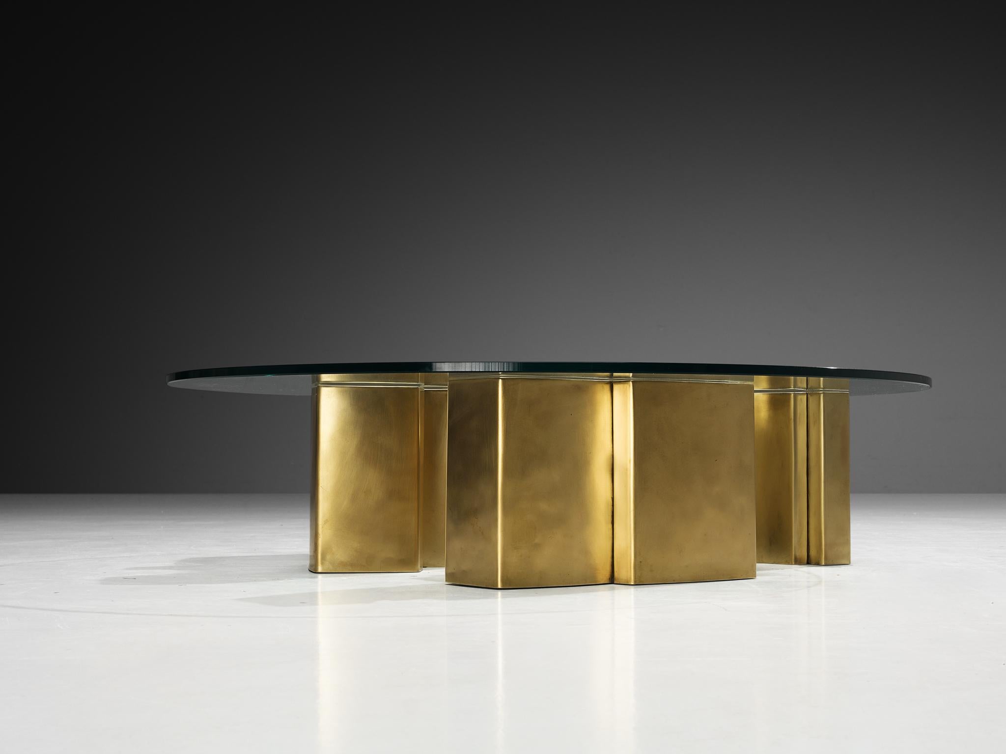 Table basse Jean Claude Dresse avec base sculpturale géométrique en laiton en vente 3