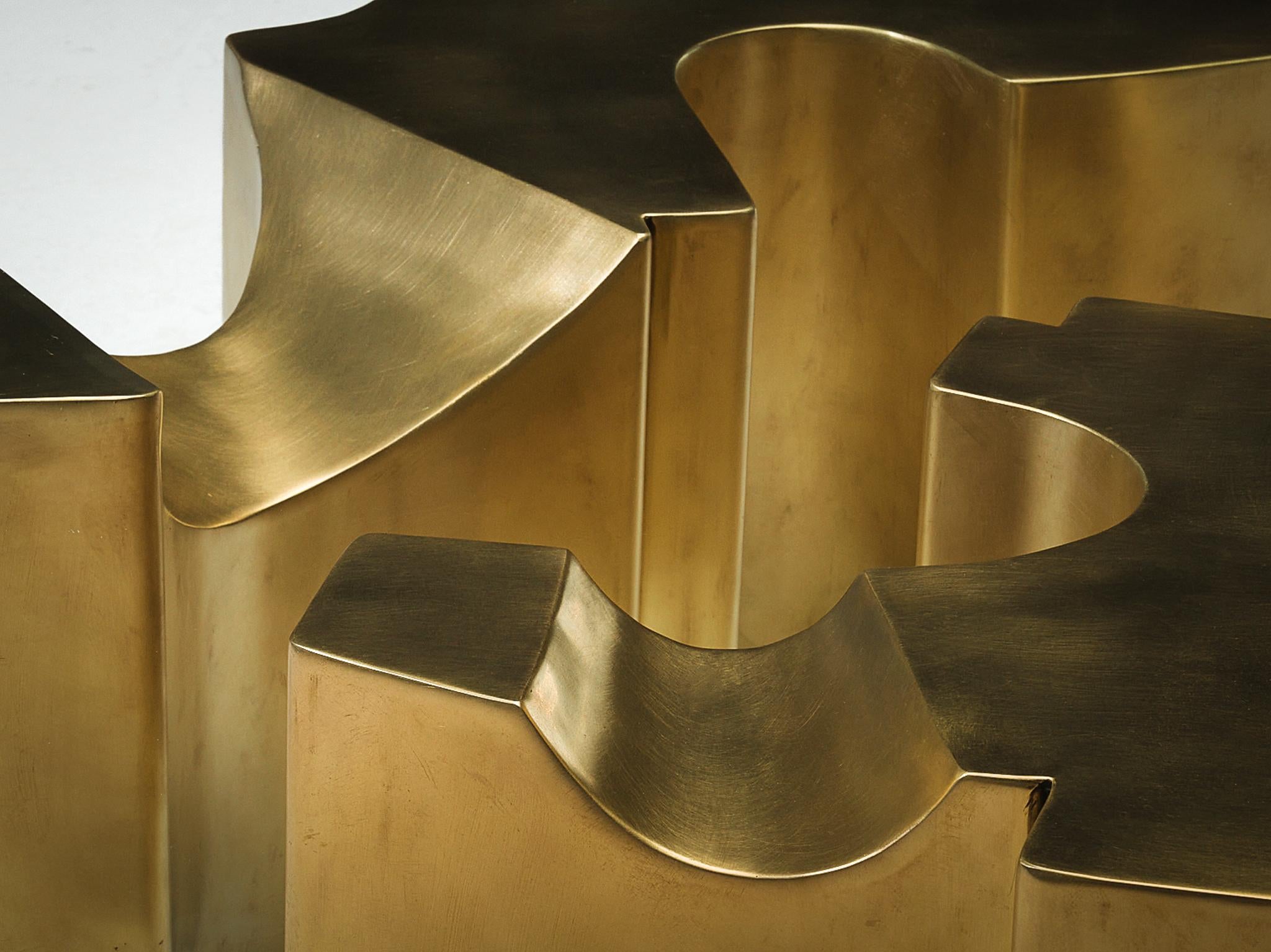 Postmoderne Table basse Jean Claude Dresse avec base sculpturale géométrique en laiton en vente