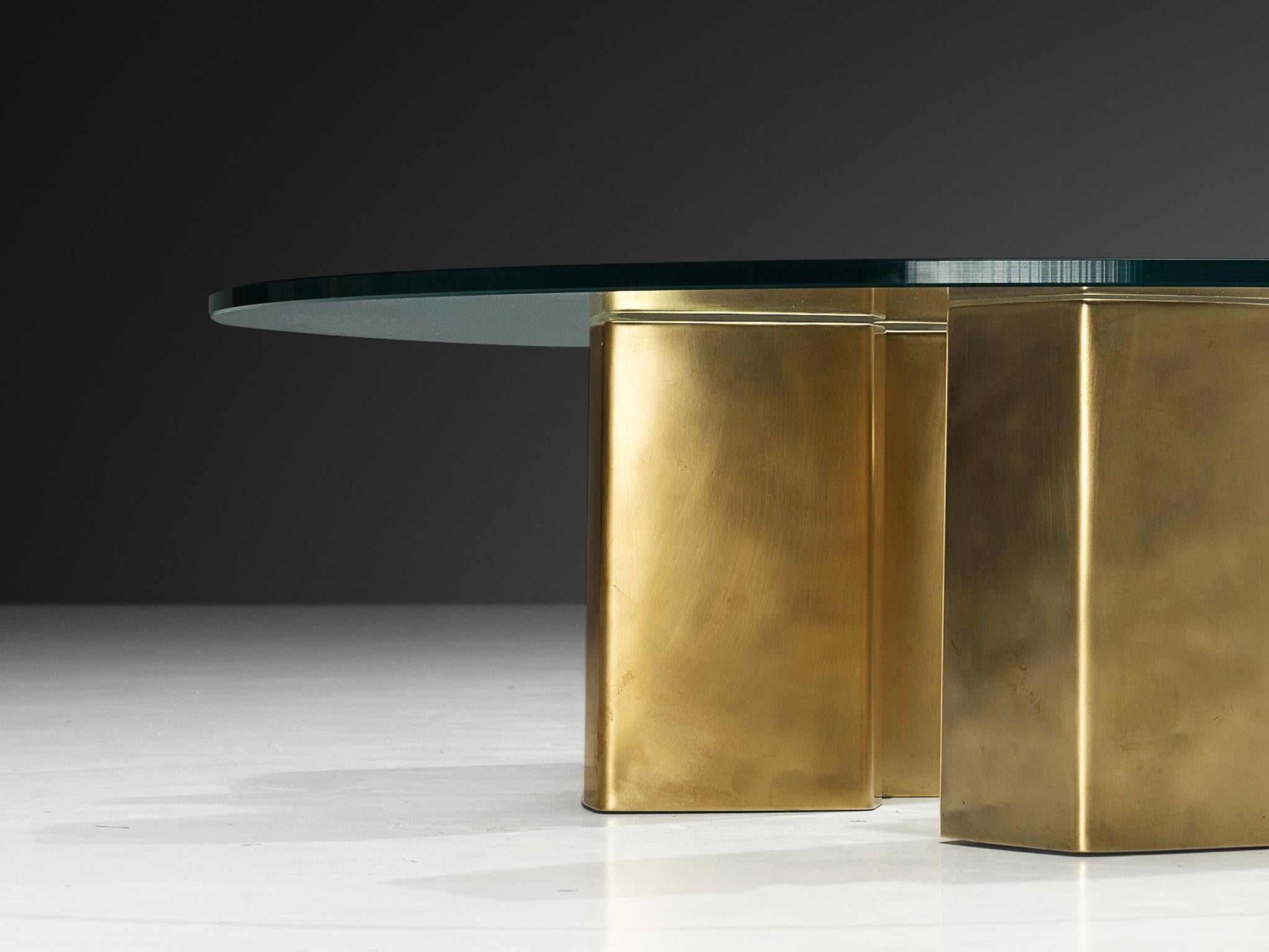 Belge Table basse Jean Claude Dresse avec base sculpturale géométrique en laiton en vente