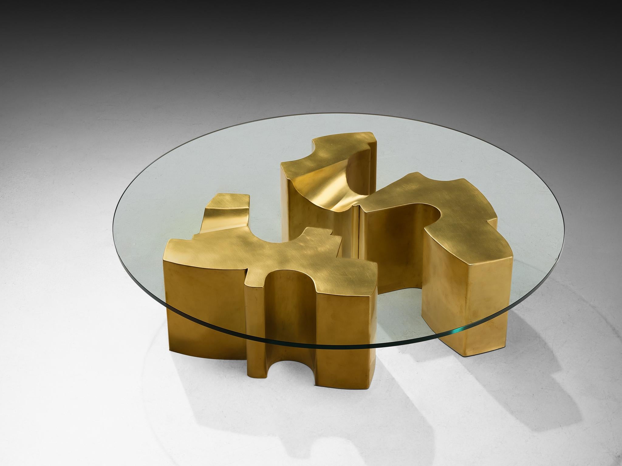 Table basse Jean Claude Dresse avec base sculpturale géométrique en laiton Bon état - En vente à Waalwijk, NL