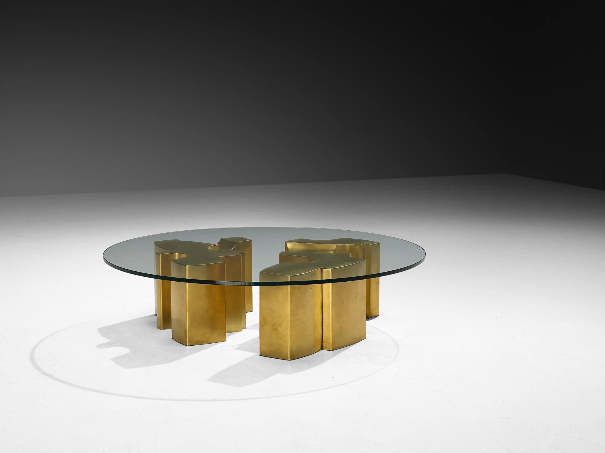 Fin du 20e siècle Table basse Jean Claude Dresse avec base sculpturale géométrique en laiton en vente