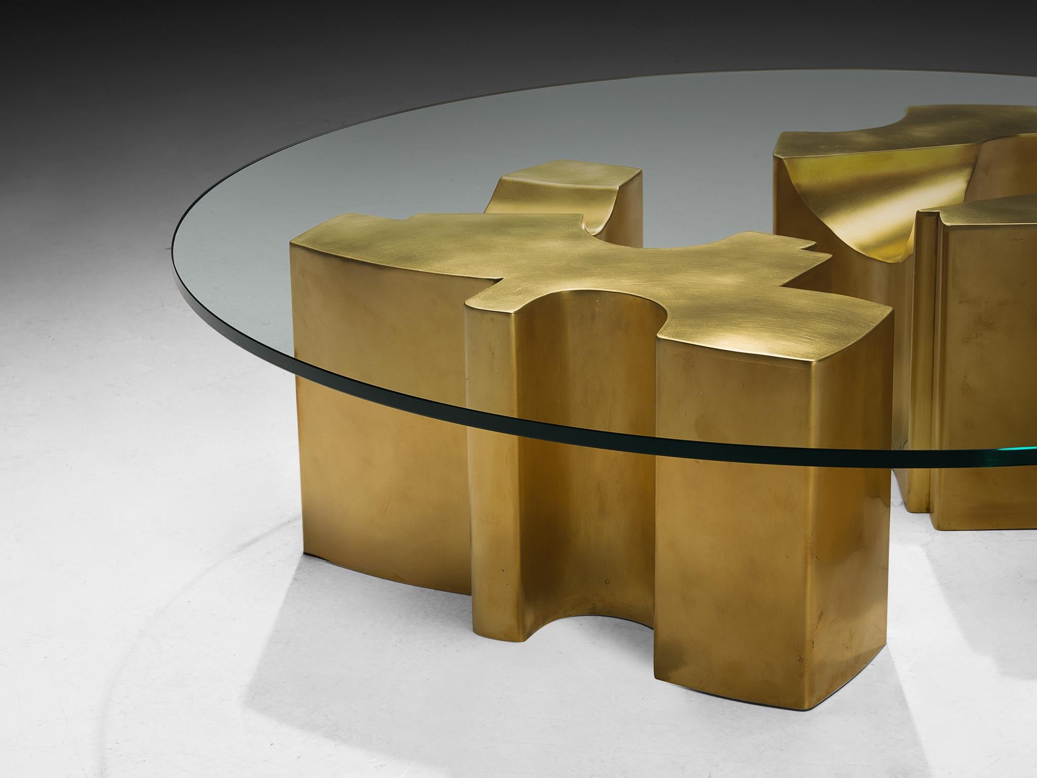 Laiton Table basse Jean Claude Dresse avec base sculpturale géométrique en laiton en vente
