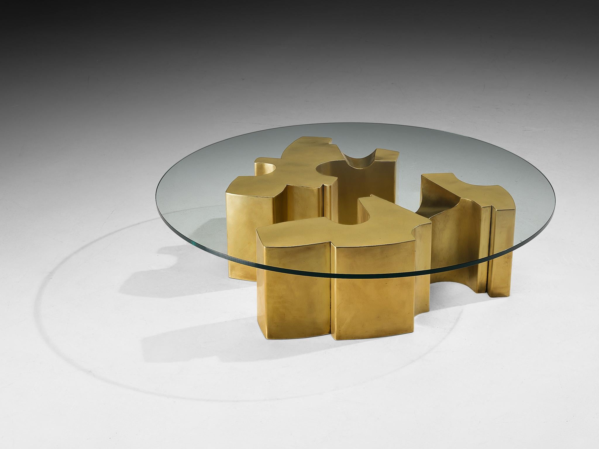 Table basse Jean Claude Dresse avec base sculpturale géométrique en laiton en vente 1