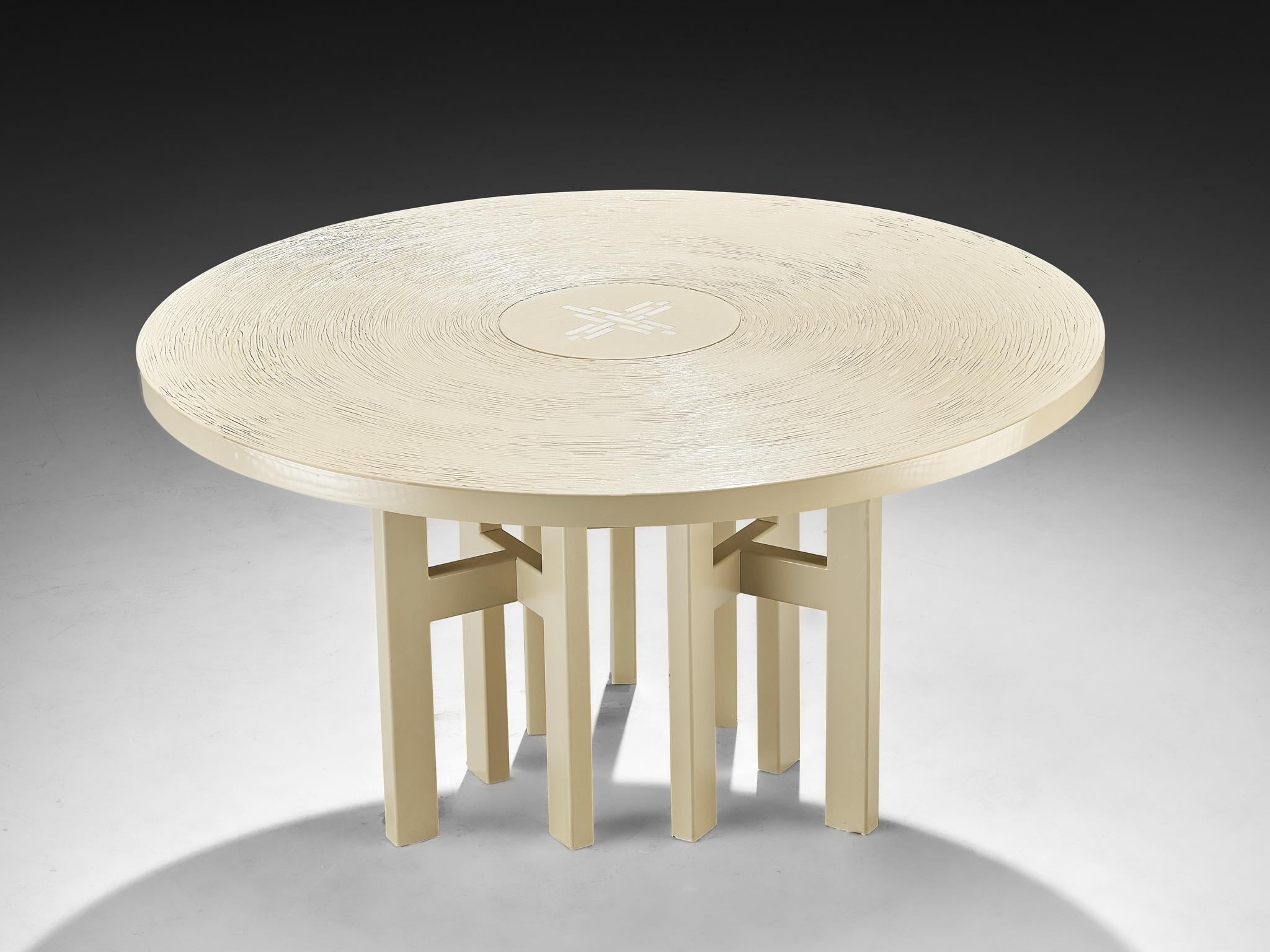 Jean Claude Dresse, table de salle à manger ou de centre, résine, acier laqué, Belgique, 1970 

Cette table excentrique est une création magistrale du designer belge Jean Claude Dresse. Chaque centimètre de cette pièce illustre le savoir-faire